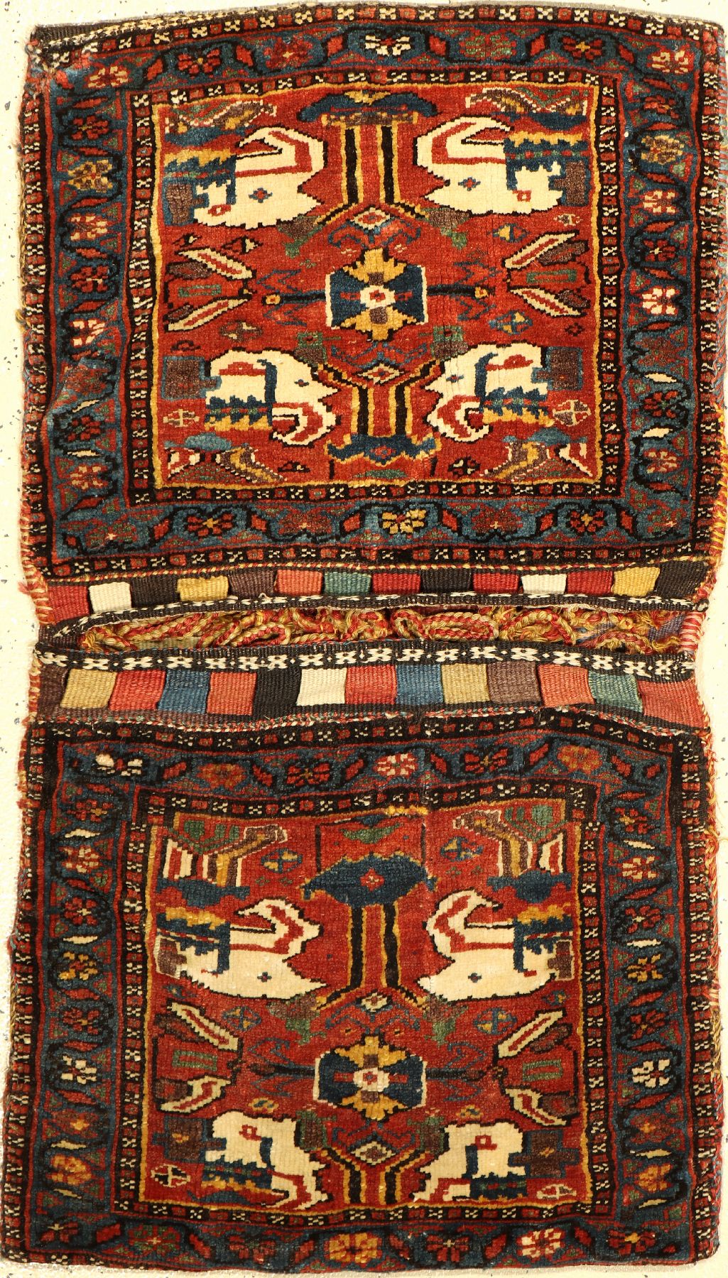 Seltene Sautschbulag "Khordjin" antik, Nordwestpersien Urmia-See, Ende 19.Jhd., Wolle geknüpft auf Wolle. Rare kurdische Doppeltasche aus ...