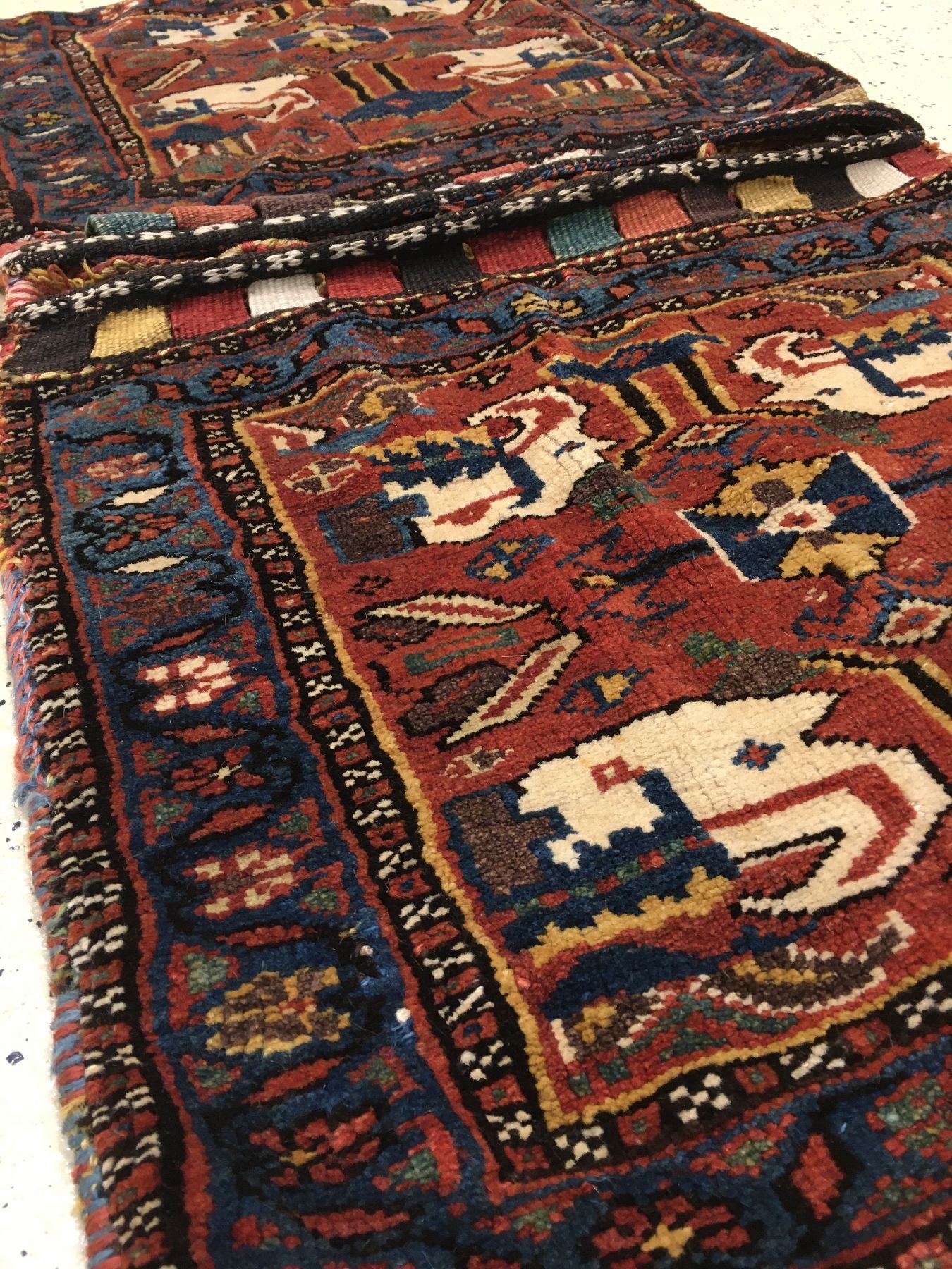 Detail b: Seltene Sautschbulag "Khordjin" antik, Nordwestpersien Urmia-See, Ende 19.Jhd., Wolle geknüpft auf Wolle. Rare kurdische Doppeltasche aus ...