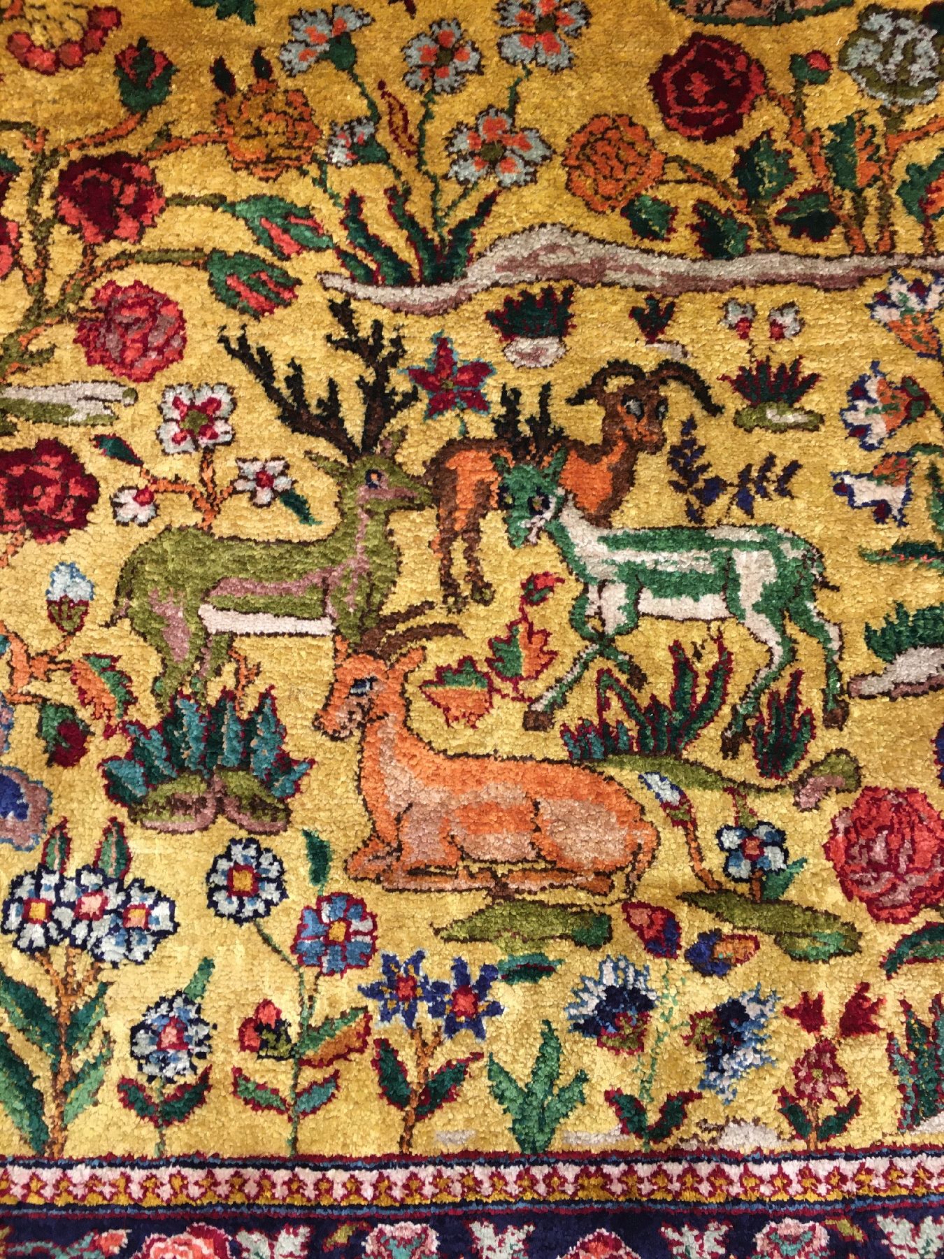 Detail c: Feiner gelber Seiden Täbriz alt (Paradies Design), Nordwestpersien, um 1940/1950, reine Naturseide. Eleganter Seidenteppich aus den ...
