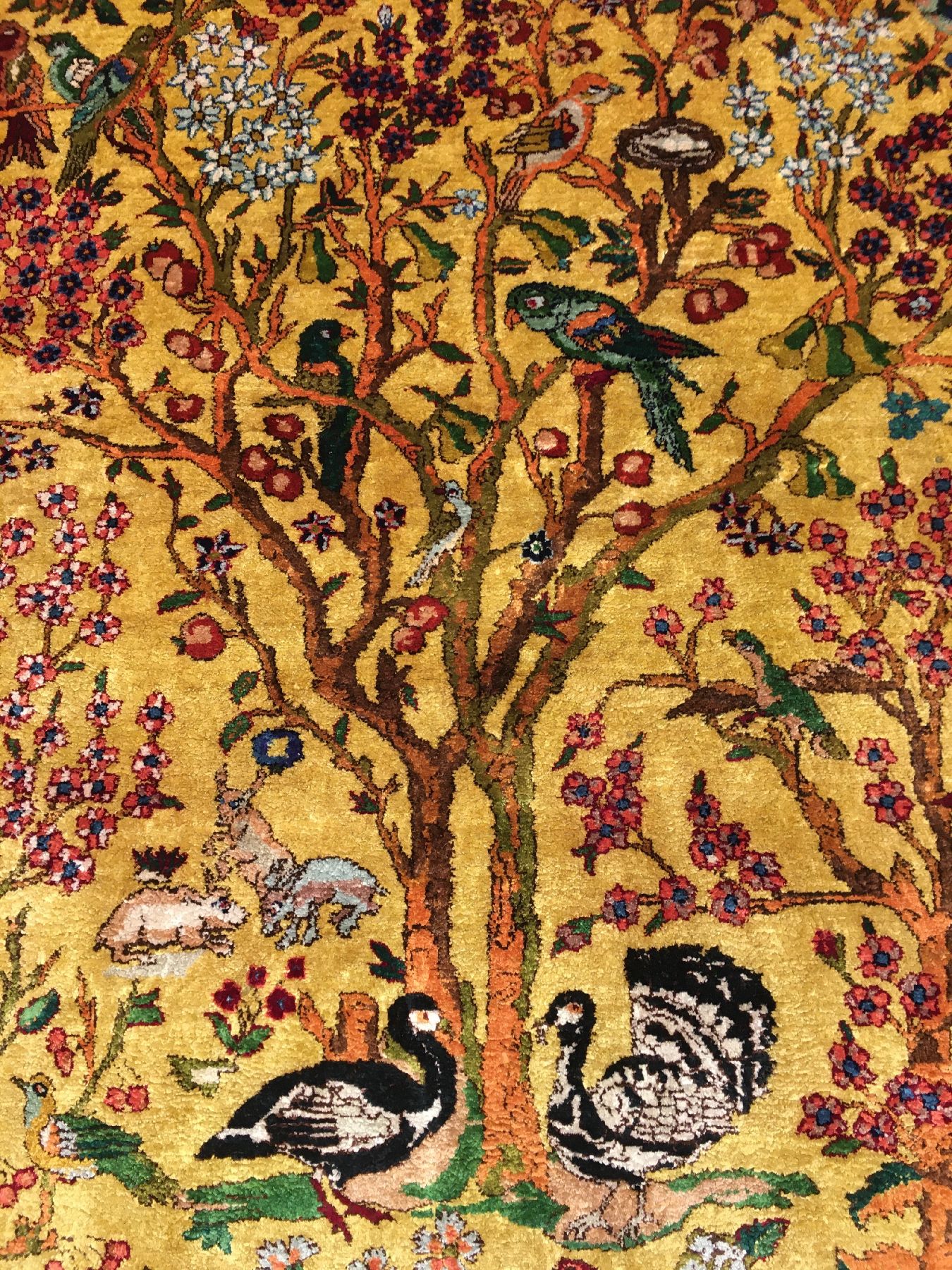 Detail d: Feiner gelber Seiden Täbriz alt (Paradies Design), Nordwestpersien, um 1940/1950, reine Naturseide. Eleganter Seidenteppich aus den ...