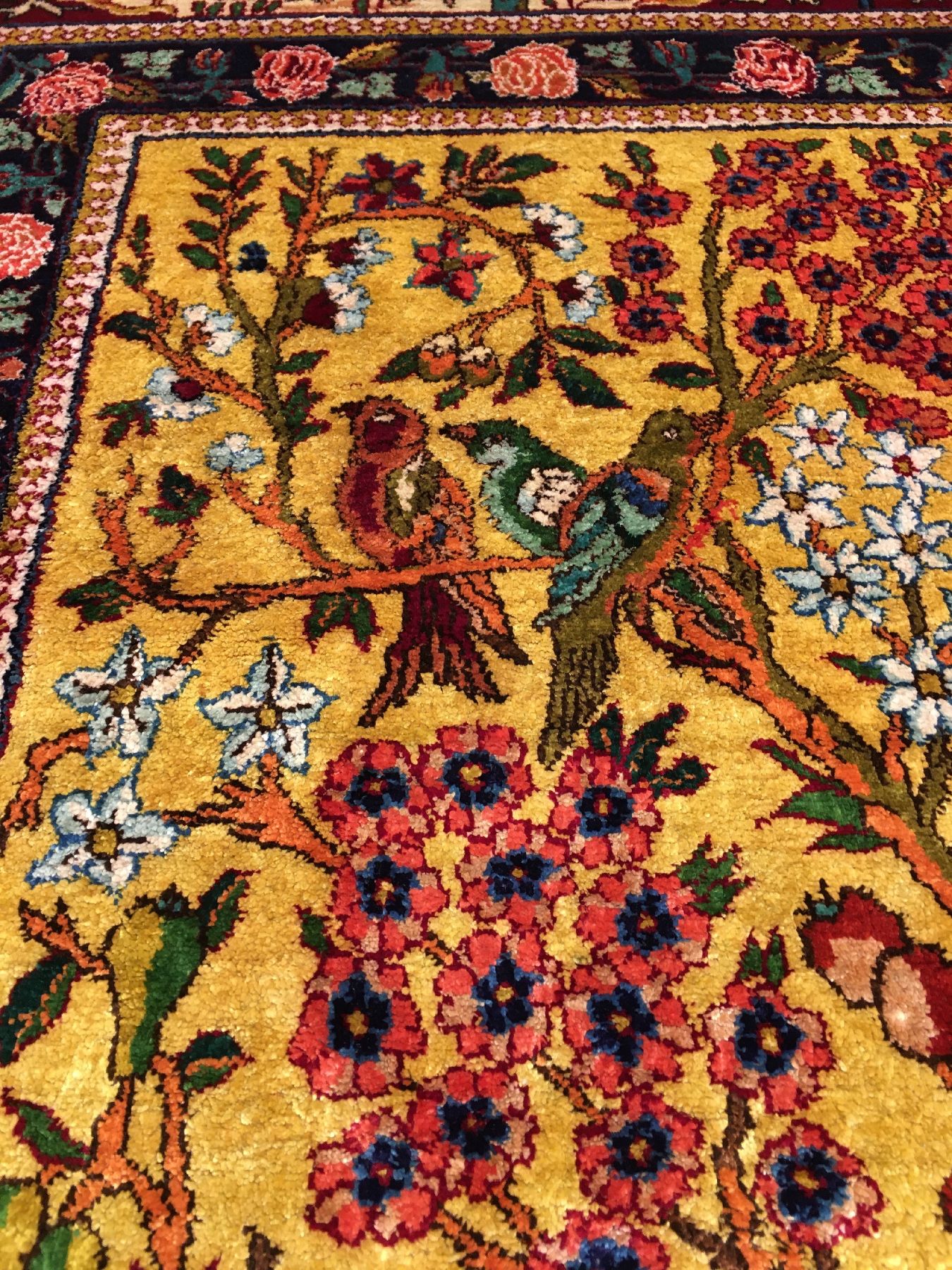 Detail g: Feiner gelber Seiden Täbriz alt (Paradies Design), Nordwestpersien, um 1940/1950, reine Naturseide. Eleganter Seidenteppich aus den ...