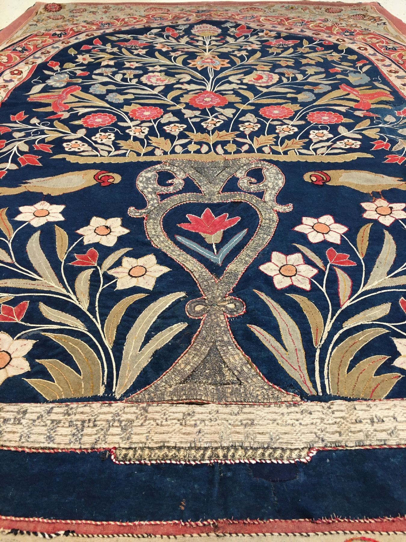Detail b: Frühe Rascht "Susani" mit Metallbrokat antik, Nordpersien Kaspisches-Meer Gilan, 18.Jhd., Filz/Seide/Metall/Rückseitig nachträglich mit ...