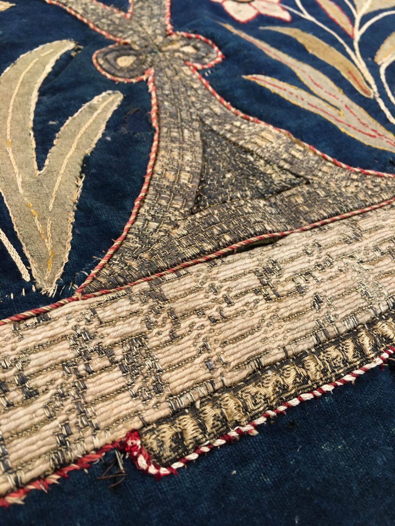 Detail d: Frühe Rascht "Susani" mit Metallbrokat antik, Nordpersien Kaspisches-Meer Gilan, 18.Jhd., Filz/Seide/Metall/Rückseitig nachträglich mit ...