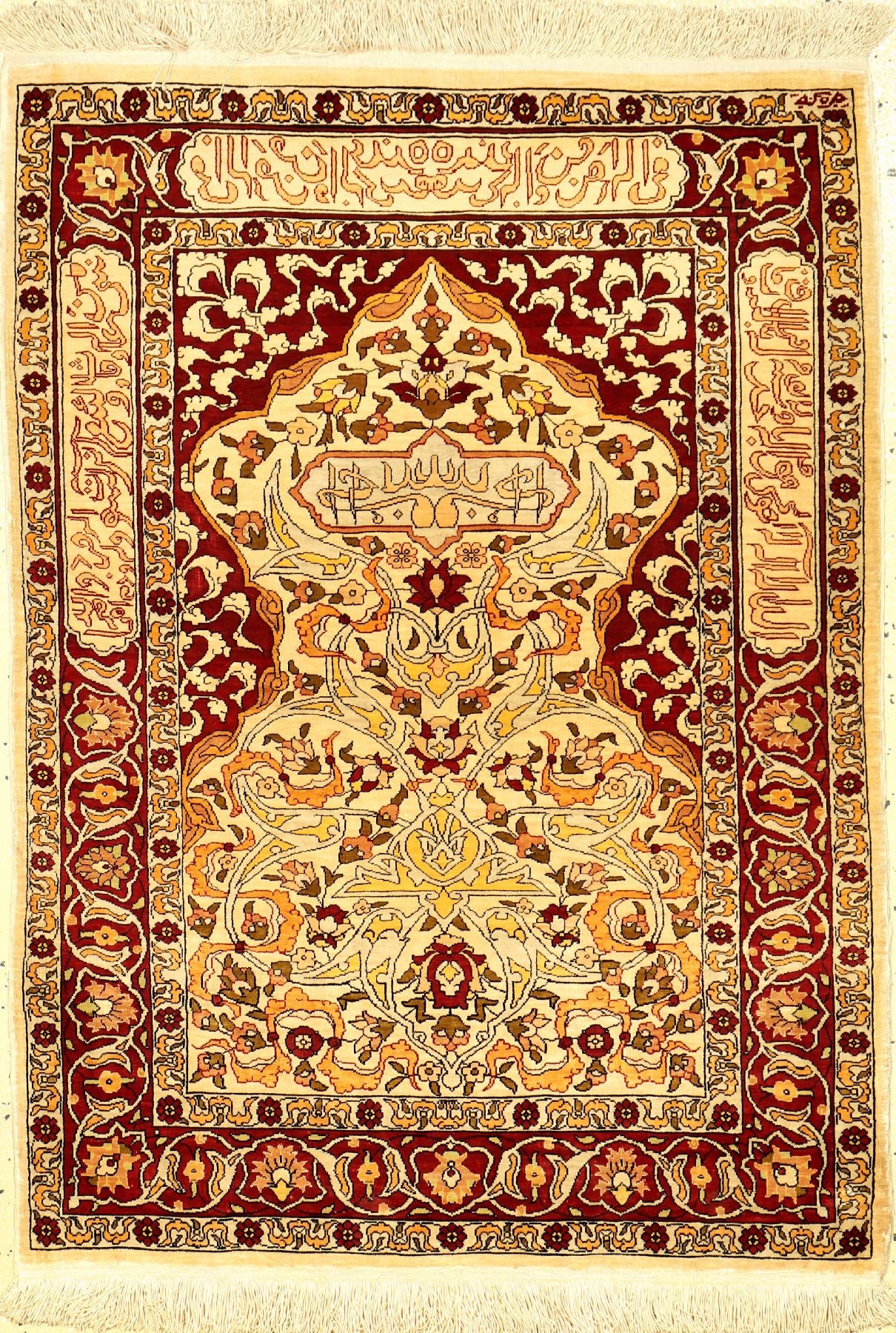 Feiner Seiden Hereke alt (Signiert), Türkei, um 1960, reine Naturseide. Fein geknüpfter Seiden Hereke mit Mihrab Muster und Schrift-Kartuschen, ...