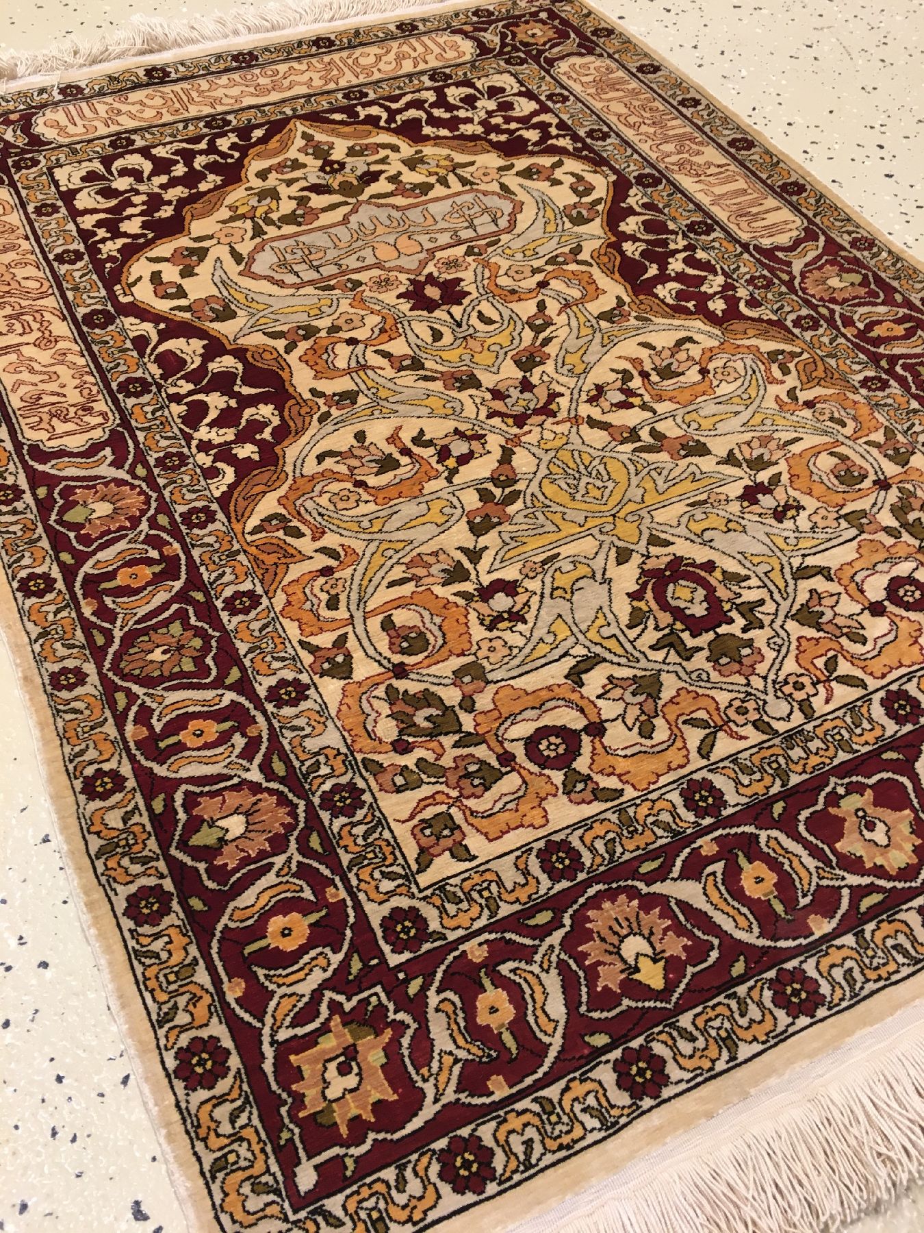 Detail b: Feiner Seiden Hereke alt (Signiert), Türkei, um 1960, reine Naturseide. Fein geknüpfter Seiden Hereke mit Mihrab Muster und Schrift-Kartuschen, ...