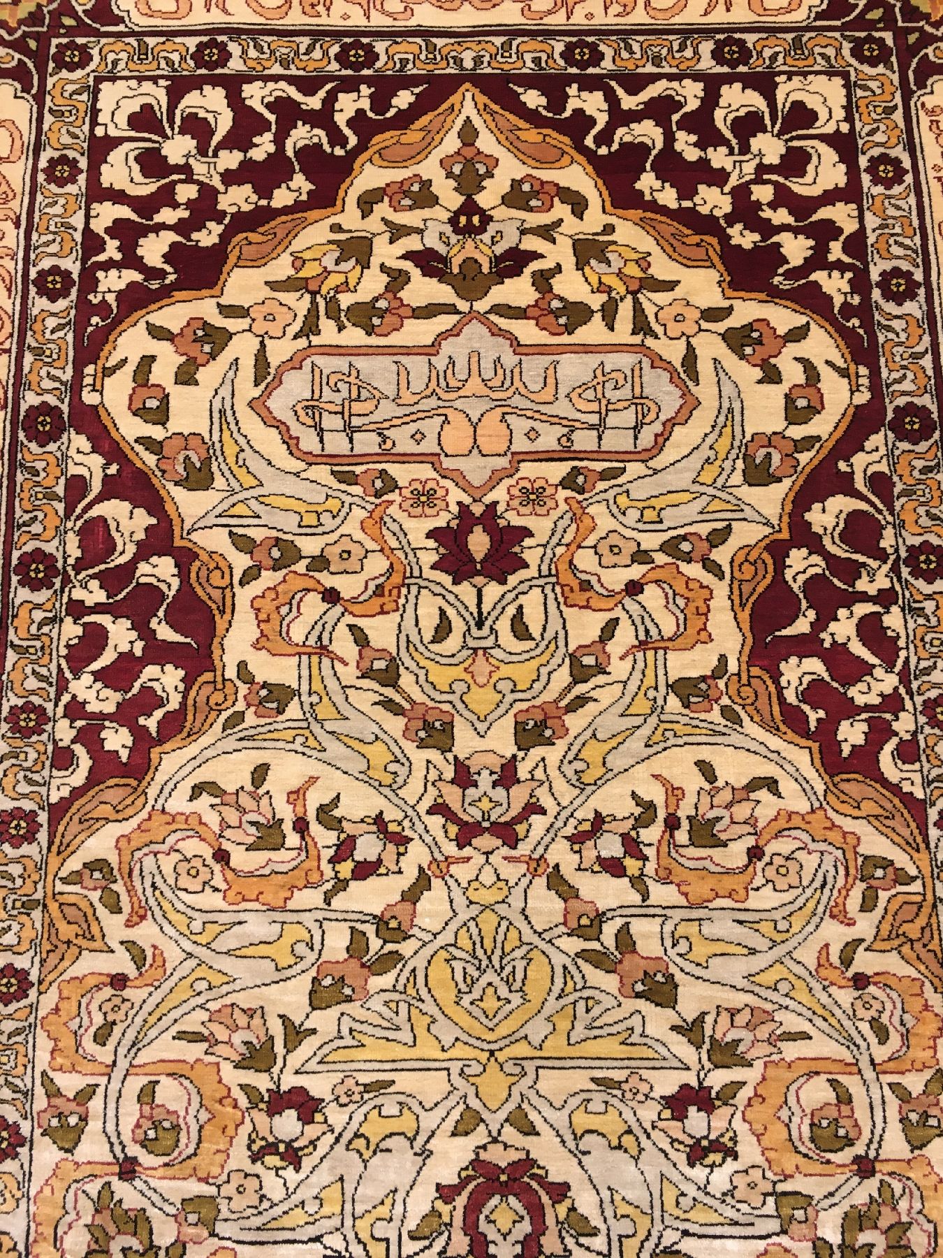 Detail c: Feiner Seiden Hereke alt (Signiert), Türkei, um 1960, reine Naturseide. Fein geknüpfter Seiden Hereke mit Mihrab Muster und Schrift-Kartuschen, ...