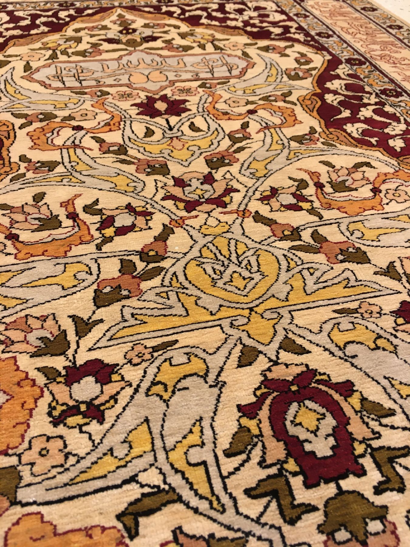 Detail d: Feiner Seiden Hereke alt (Signiert), Türkei, um 1960, reine Naturseide. Fein geknüpfter Seiden Hereke mit Mihrab Muster und Schrift-Kartuschen, ...
