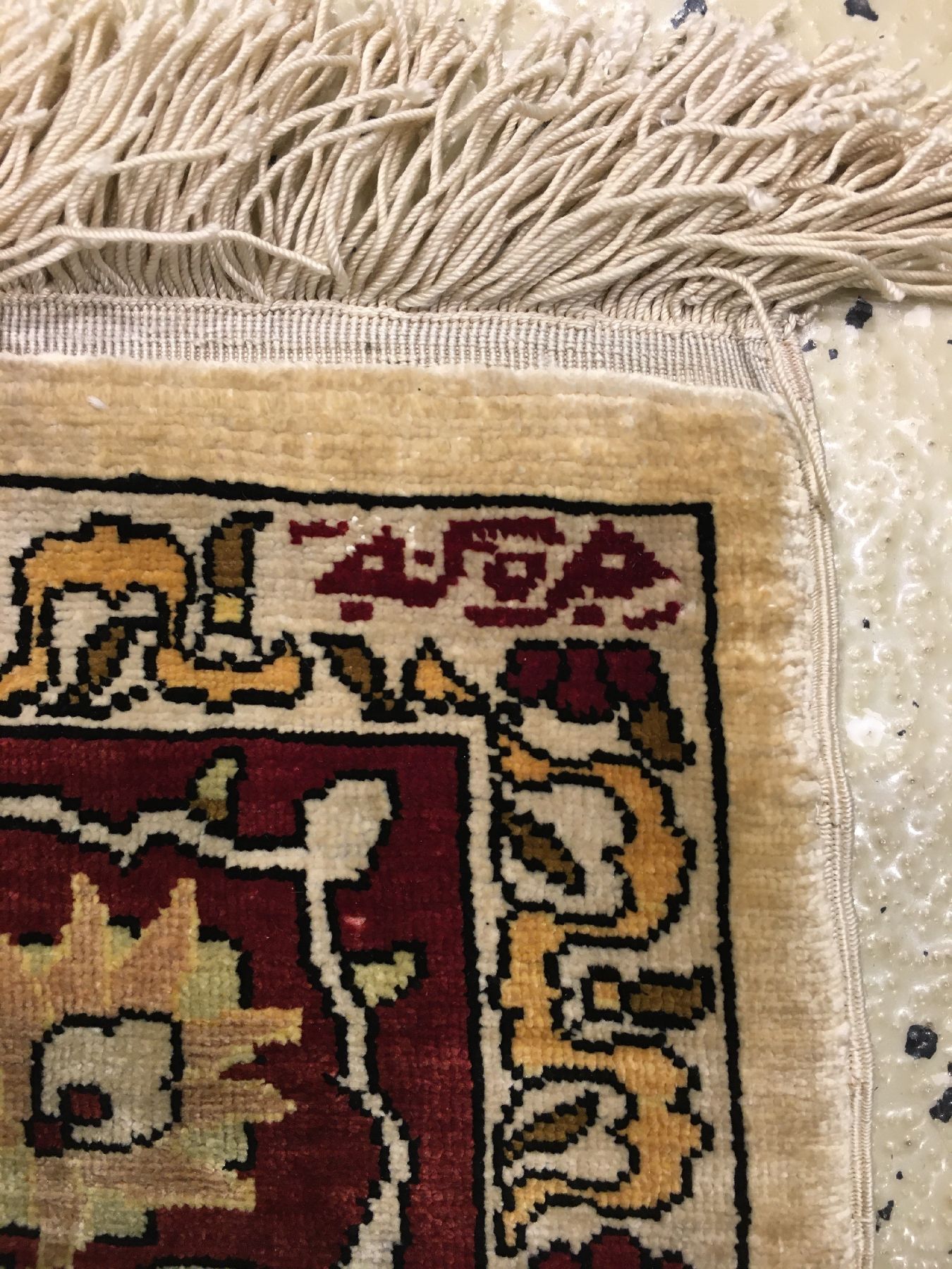 Detail e: Feiner Seiden Hereke alt (Signiert), Türkei, um 1960, reine Naturseide. Fein geknüpfter Seiden Hereke mit Mihrab Muster und Schrift-Kartuschen, ...