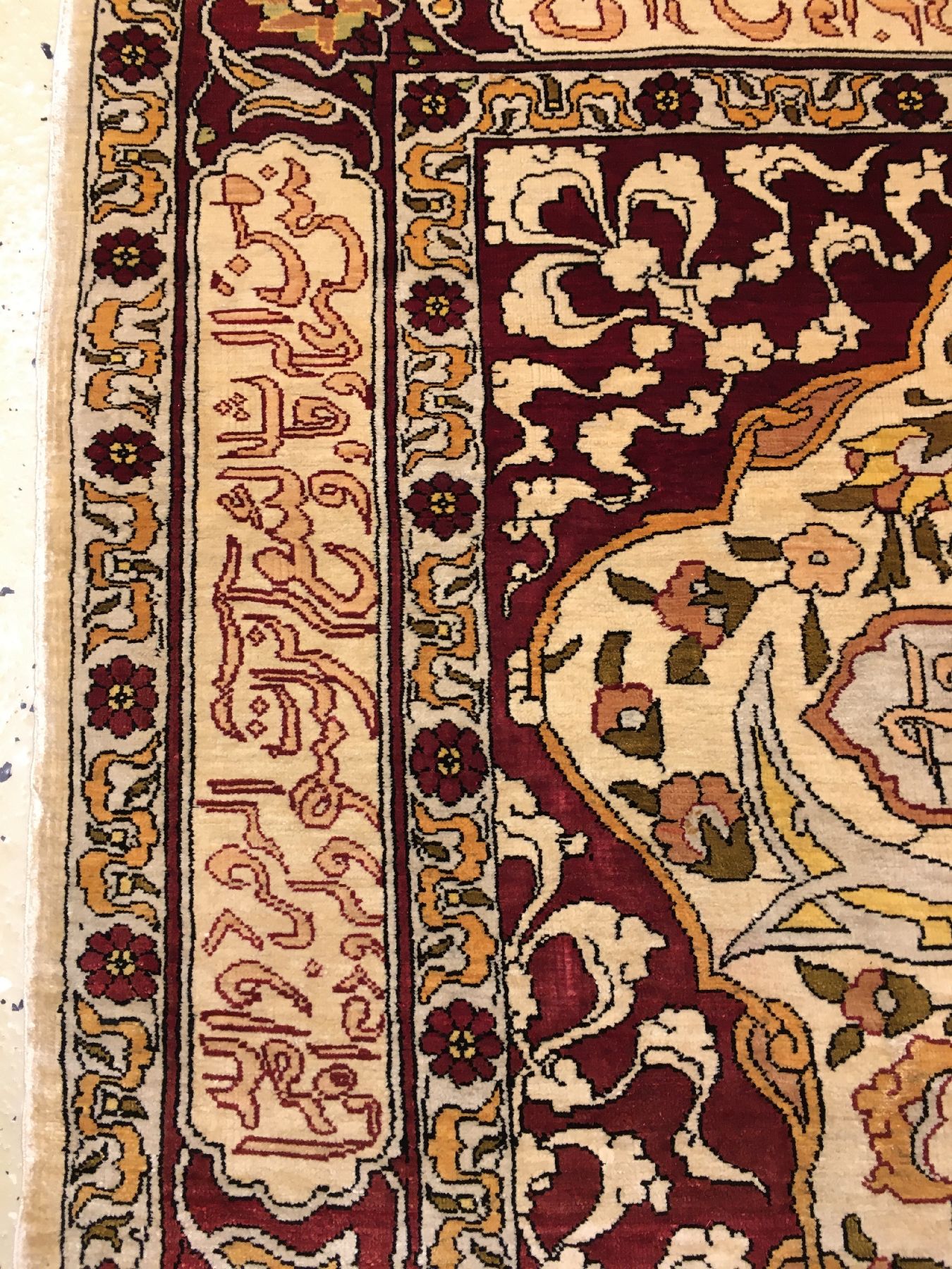 Detail f: Feiner Seiden Hereke alt (Signiert), Türkei, um 1960, reine Naturseide. Fein geknüpfter Seiden Hereke mit Mihrab Muster und Schrift-Kartuschen, ...