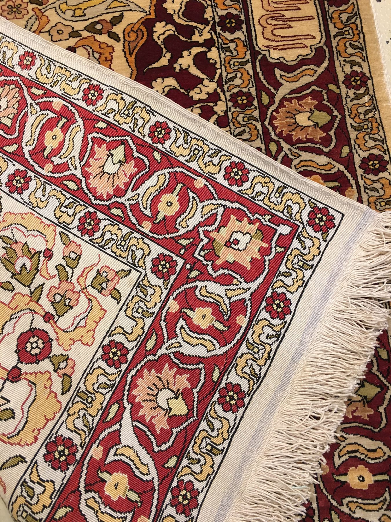 Detail g: Feiner Seiden Hereke alt (Signiert), Türkei, um 1960, reine Naturseide. Fein geknüpfter Seiden Hereke mit Mihrab Muster und Schrift-Kartuschen, ...