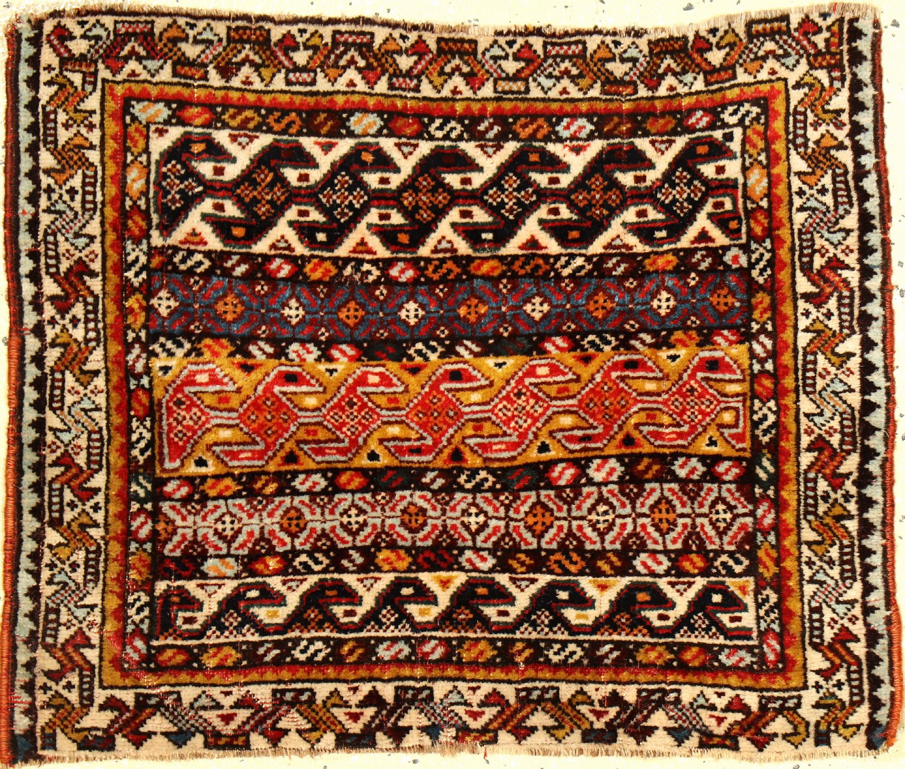 Feine Gaschgai "Taschenfront" antik, Südwestpersien Fars-Region, 2 Hälfte 19.Jhd., Wolle geknüpft auf Wolle. Seltene Taschenfront der ...