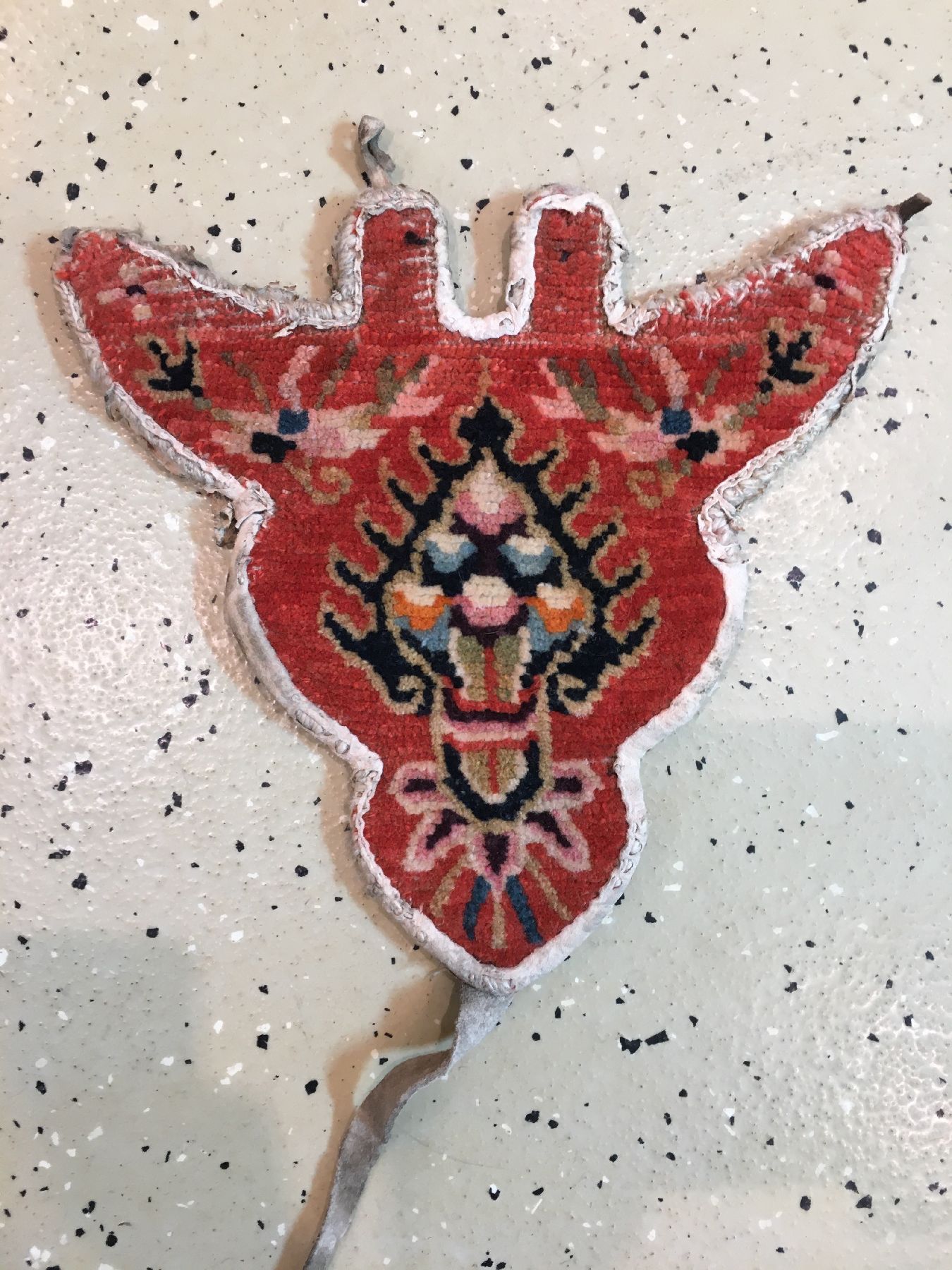 Detail a: (2 Lots) Schigatse "Tier-Kopfschmuck" alt, Südtibet, um 1920, Wolle geknüpft auf Wolle. Tibetischer Kopfschmuck für Yaks oder Lamas. ...