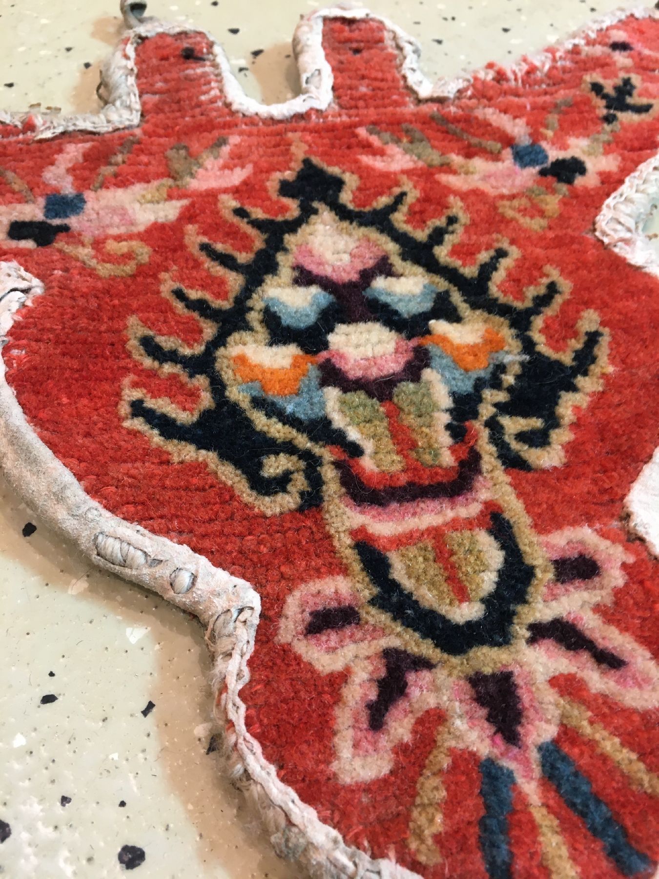 Detail b: (2 Lots) Schigatse "Tier-Kopfschmuck" alt, Südtibet, um 1920, Wolle geknüpft auf Wolle. Tibetischer Kopfschmuck für Yaks oder Lamas. ...