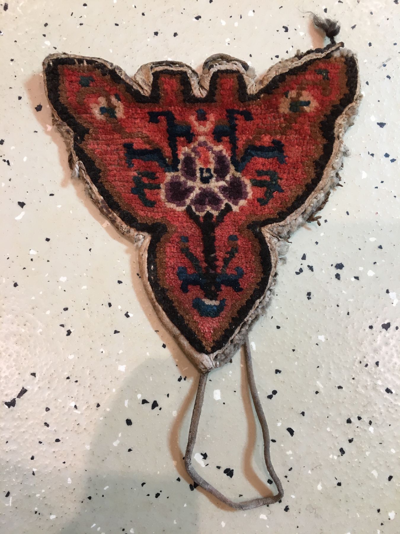 Detail d: (2 Lots) Schigatse "Tier-Kopfschmuck" alt, Südtibet, um 1920, Wolle geknüpft auf Wolle. Tibetischer Kopfschmuck für Yaks oder Lamas. ...