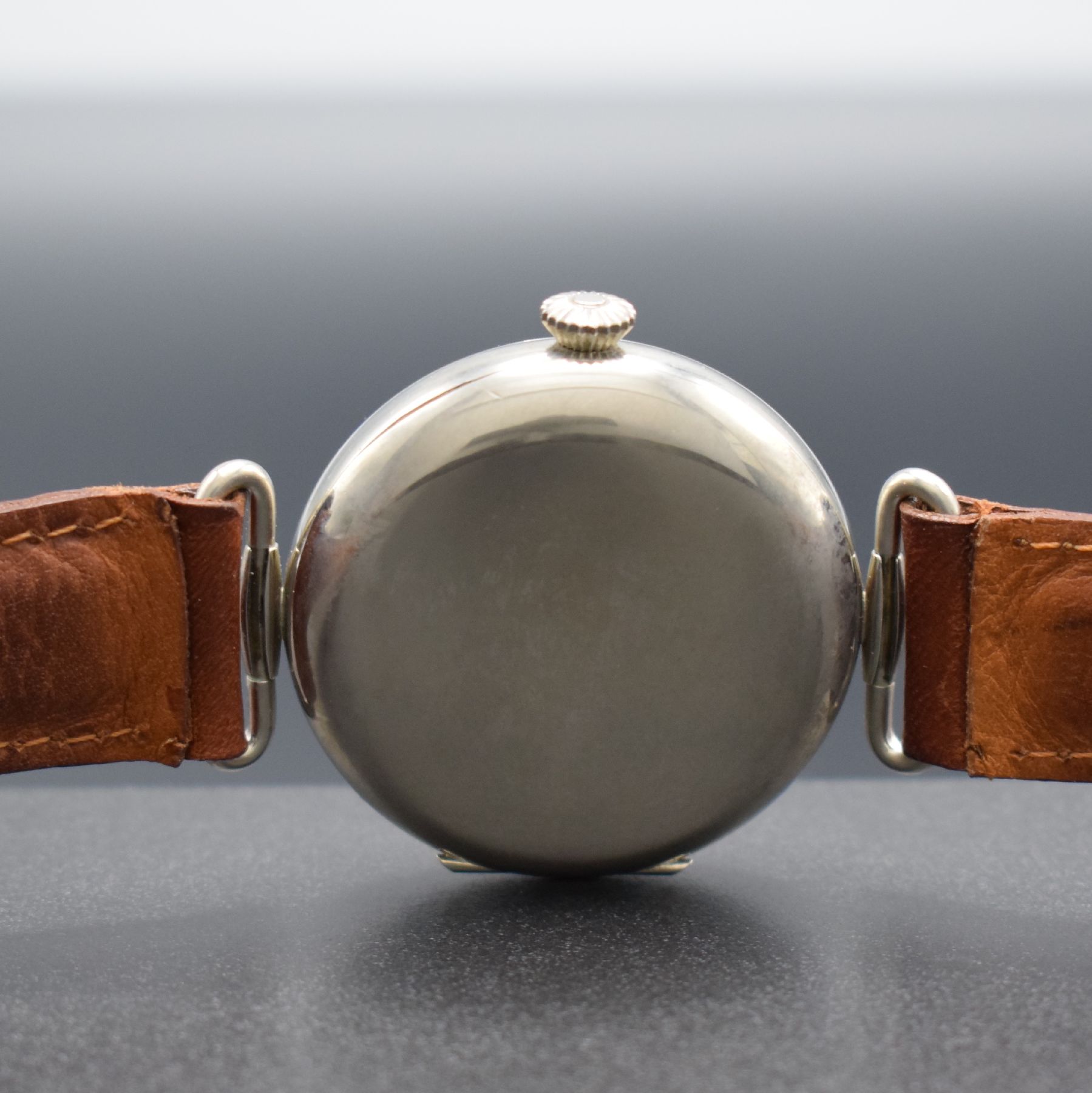 Detail d: HEBDOMAS große 8-Tage Armbanduhr, Schweiz um 1990, Handaufzug, glatt. Nickel- Scharniergeh., bewegl. Anstöße, weißes 3/4- Zifferbl., sichtbare ...