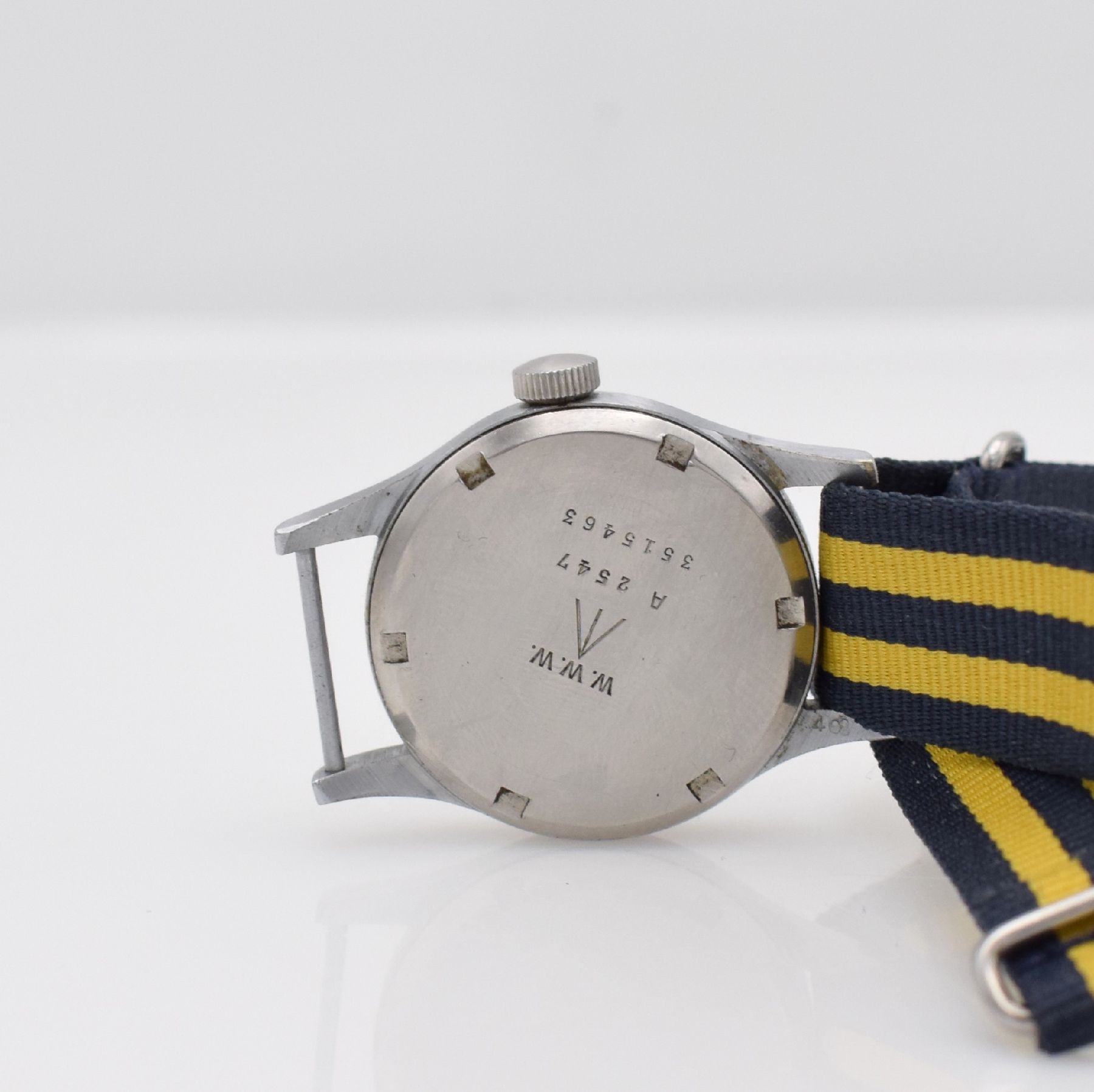 Detail d: RECORD Militärarmbanduhr der Britischen Streitkräfte, Schweiz um 1945, Handaufzug, verchr. Gehäuse, ausgetauschter verschr. Stahlboden von Vertex ...
