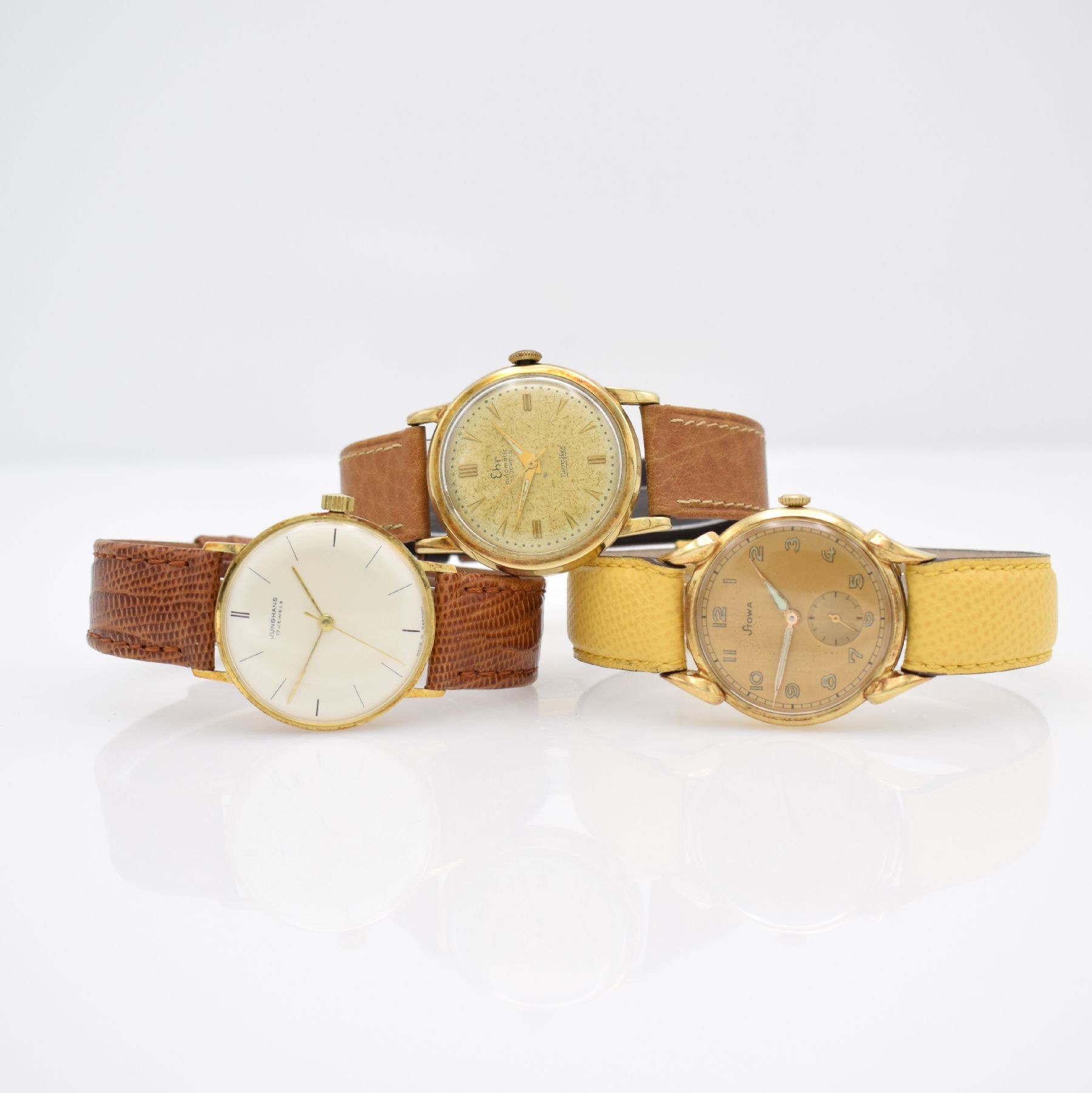 Konvolut: 3 Armbanduhren in GG 585/000, Deutschland ca. 1945 - 1960, gedr. Geh., 1.: JUNGHANS Handaufzug Kal. 87/10, silb. Zifferbl., gold. Zeiger, ...