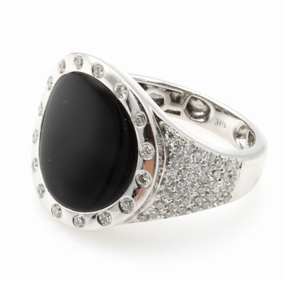 26106340b - Ring mit Onyx und Brillanten, WG 750/000, Brill. um Onyx u. seitl. an Ringschulter gef. ...