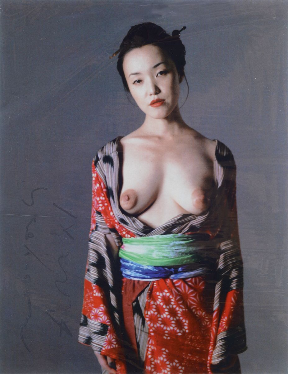 Araki Nobuyoshi, geb. 1940, weiblicher Akt in Kimono, Aktfotografie, handsigniert, Passepartout, ca. 24x19cm bzw. 40x31cm