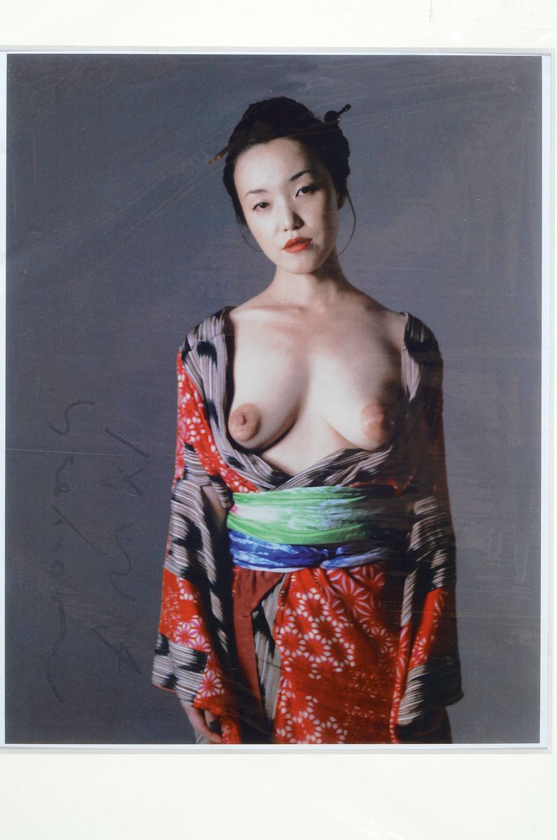 Detail k: Araki Nobuyoshi, geb. 1940, weiblicher Akt in Kimono, Aktfotografie, handsigniert, Passepartout, ca. 24x19cm bzw. 40x31cm