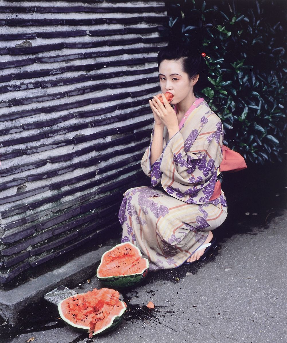 Araki Nobuyoshi, geb. 1940, Frau beim Essen einer Wassermelone, Fotografie, rückseitig handsigniert, ca. 25x21cm