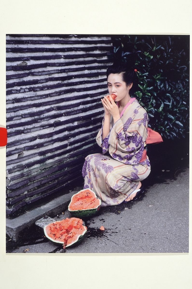 Detail k: Araki Nobuyoshi, geb. 1940, Frau beim Essen einer Wassermelone, Fotografie, rückseitig handsigniert, ca. 25x21cm