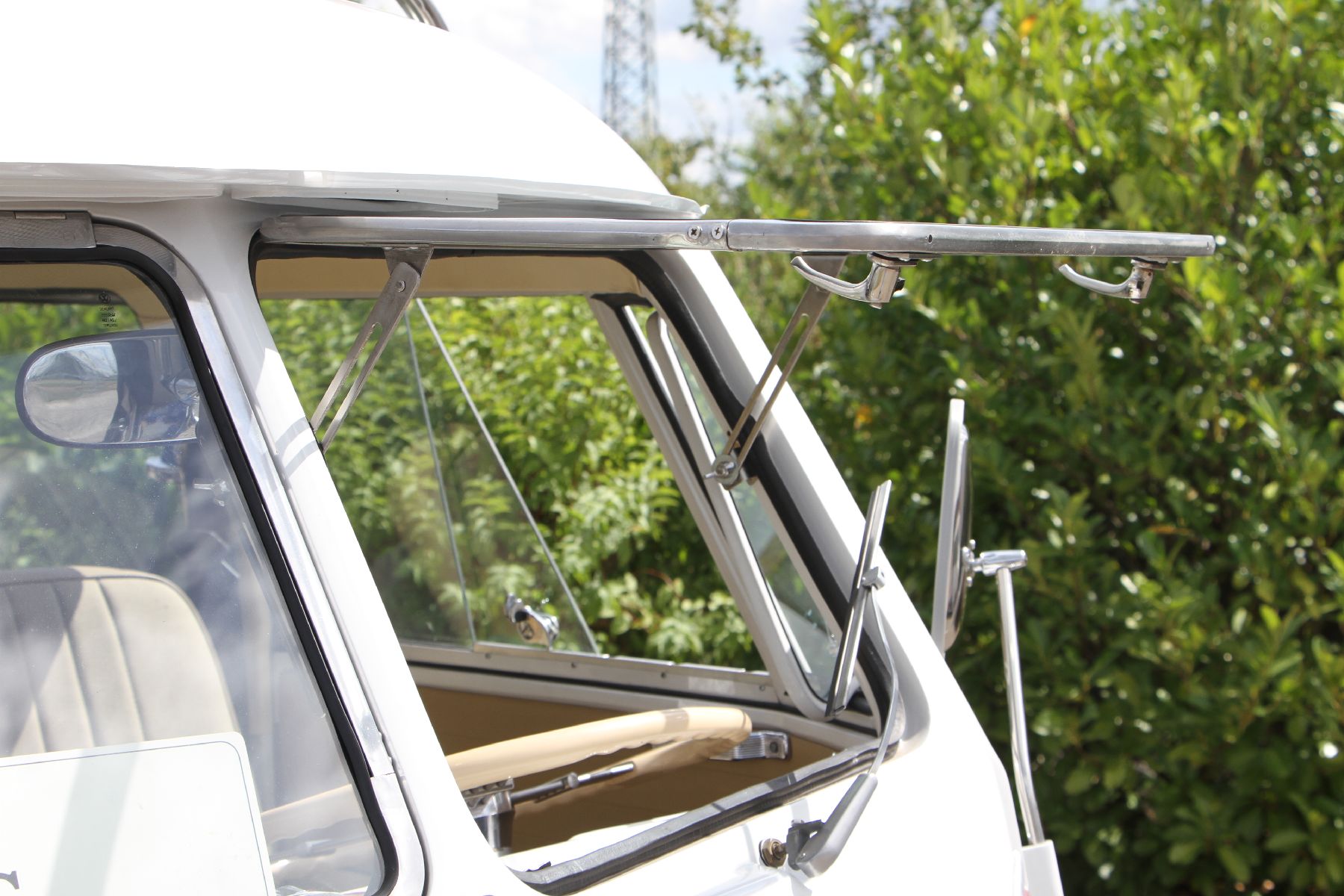 Detail a: Volkswagen T1 Samba, Fahrgestellnummer: 247101045, EZ 03/1967, Laufleistung ca. 9.743 km abgelesen, HU 10/2021, H-Zulassung, 32 kW/43 PS, ...