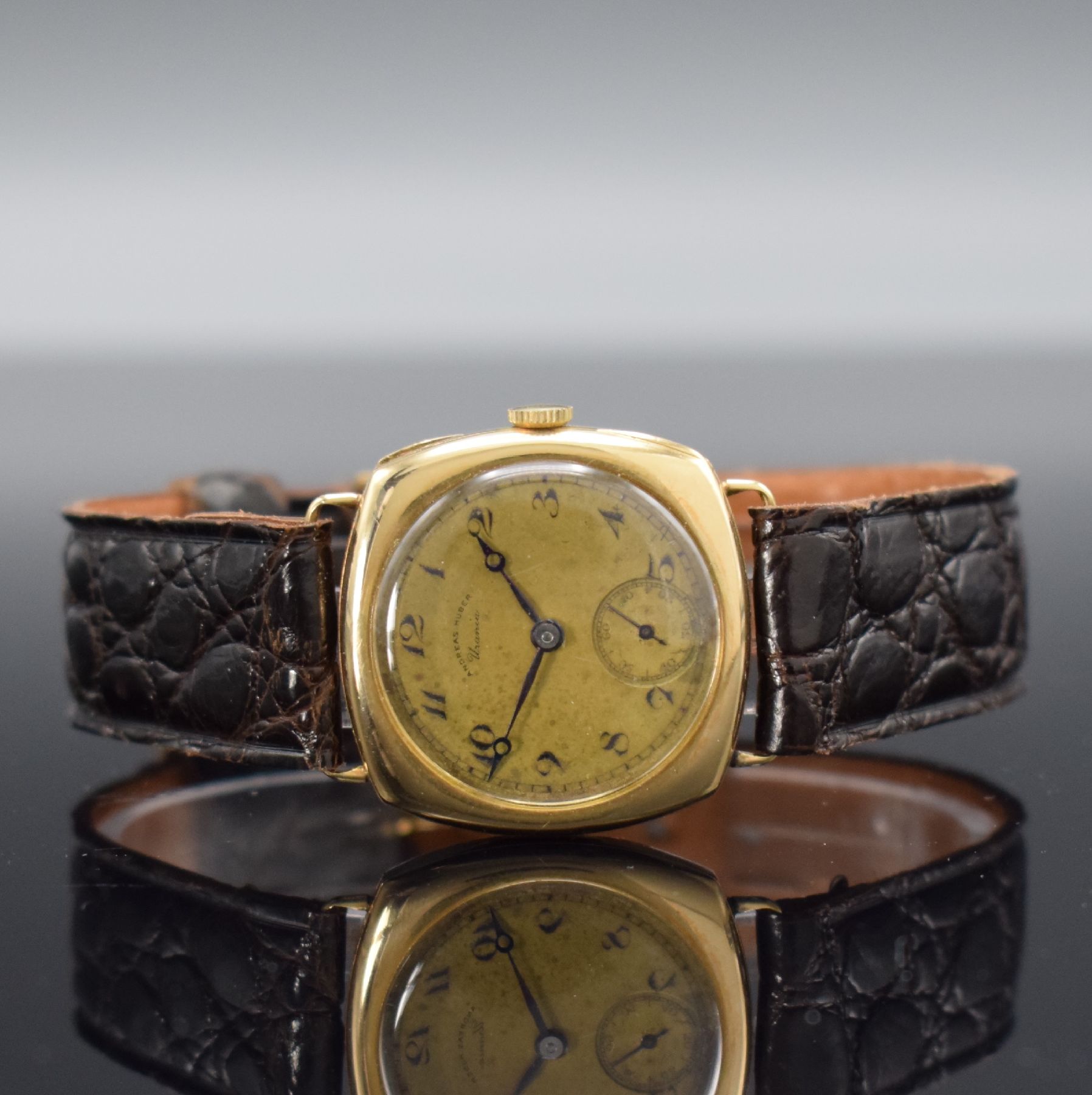 IWC / Andreas Huber URANIA seltene Armbanduhr in GG 585/000 mit Kal. 64T, Schweiz um 1925, 2-teil., kissenförm. Gehäuse, Zifferblatt altersbed. ...