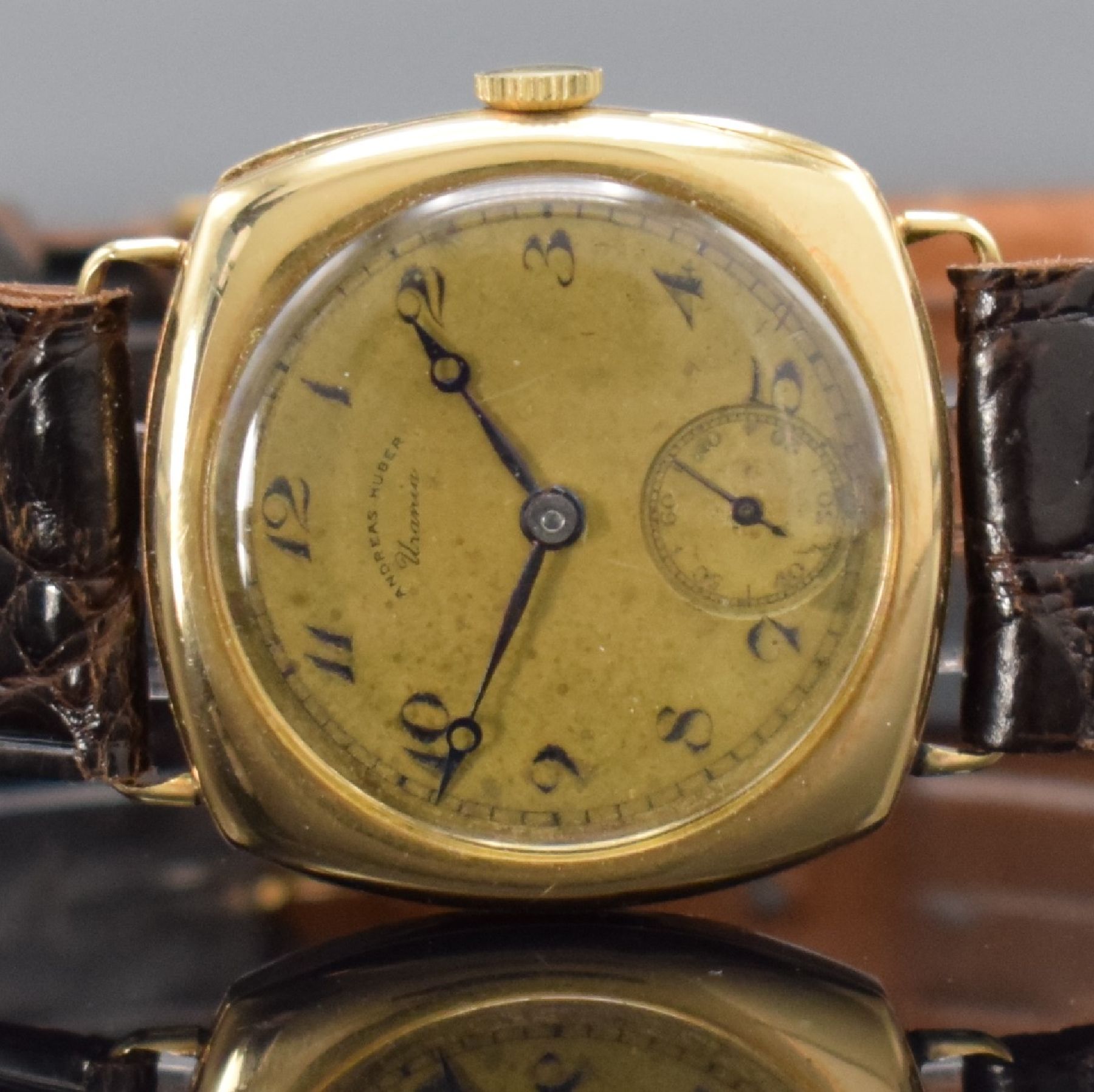 Detail a: IWC / Andreas Huber URANIA seltene Armbanduhr in GG 585/000 mit Kal. 64T, Schweiz um 1925, 2-teil., kissenförm. Gehäuse, Zifferblatt altersbed. ...