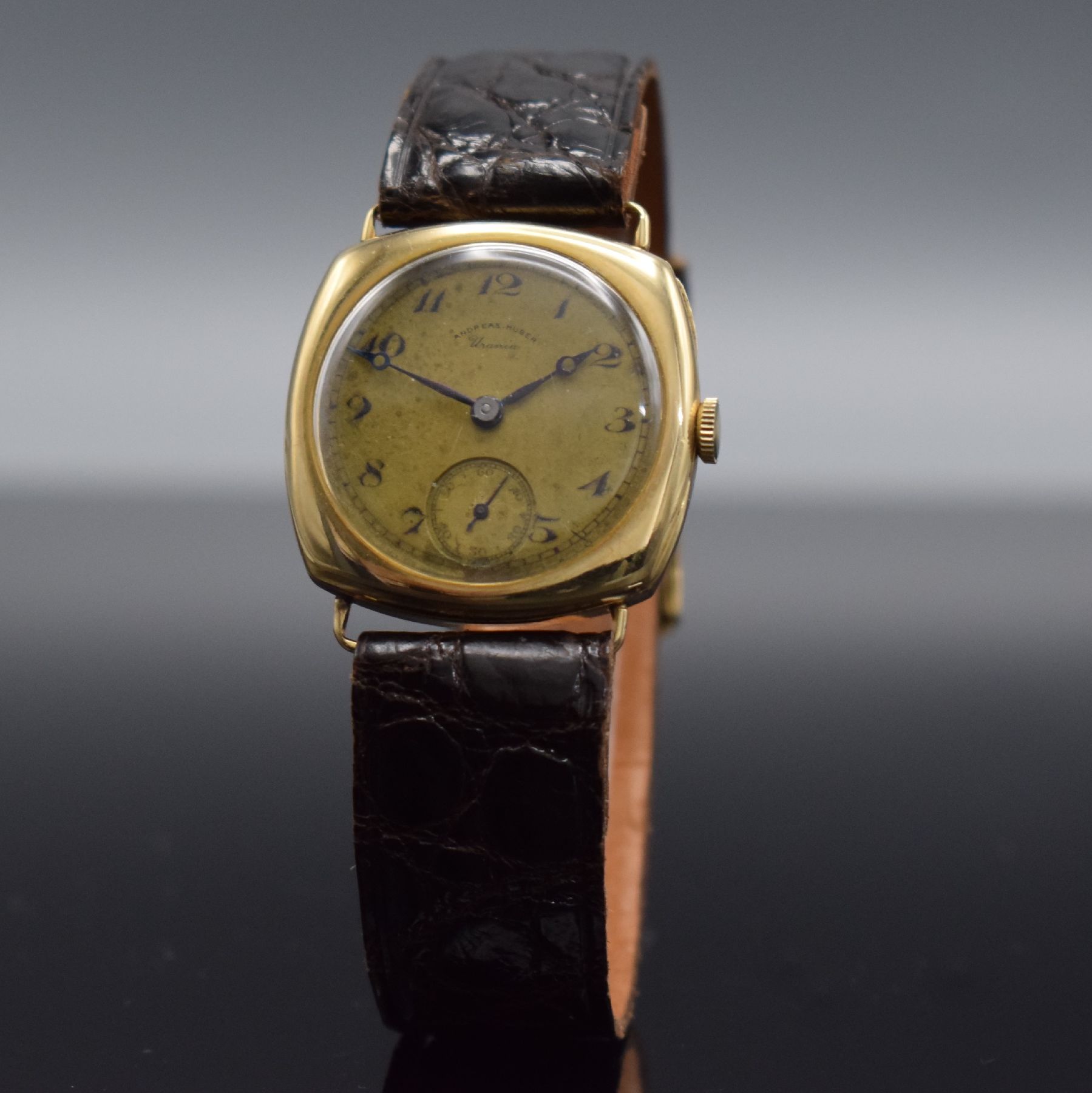 Detail b: IWC / Andreas Huber URANIA seltene Armbanduhr in GG 585/000 mit Kal. 64T, Schweiz um 1925, 2-teil., kissenförm. Gehäuse, Zifferblatt altersbed. ...
