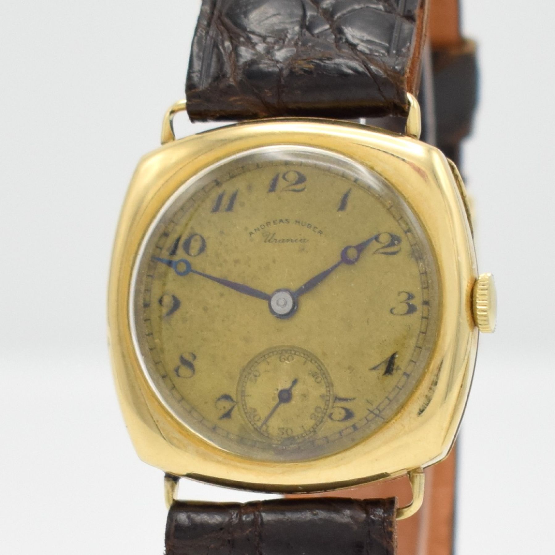 Detail c: IWC / Andreas Huber URANIA seltene Armbanduhr in GG 585/000 mit Kal. 64T, Schweiz um 1925, 2-teil., kissenförm. Gehäuse, Zifferblatt altersbed. ...