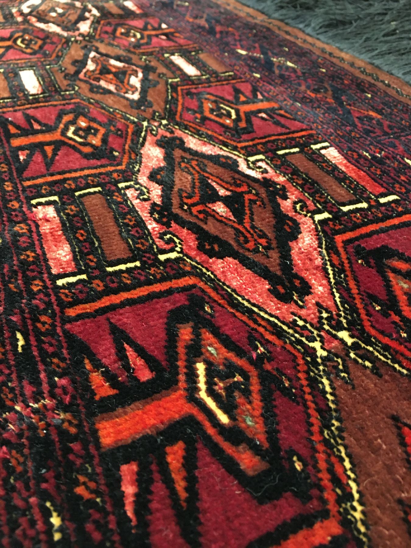 Detail c: Feine Saryk "Torba" antik (Mit Rubinroter Seide), Turkmenistan, 19.Jhd., Wolle mit Seiden-Highlights geknüpft auf Wolle. Feine Torba der ...