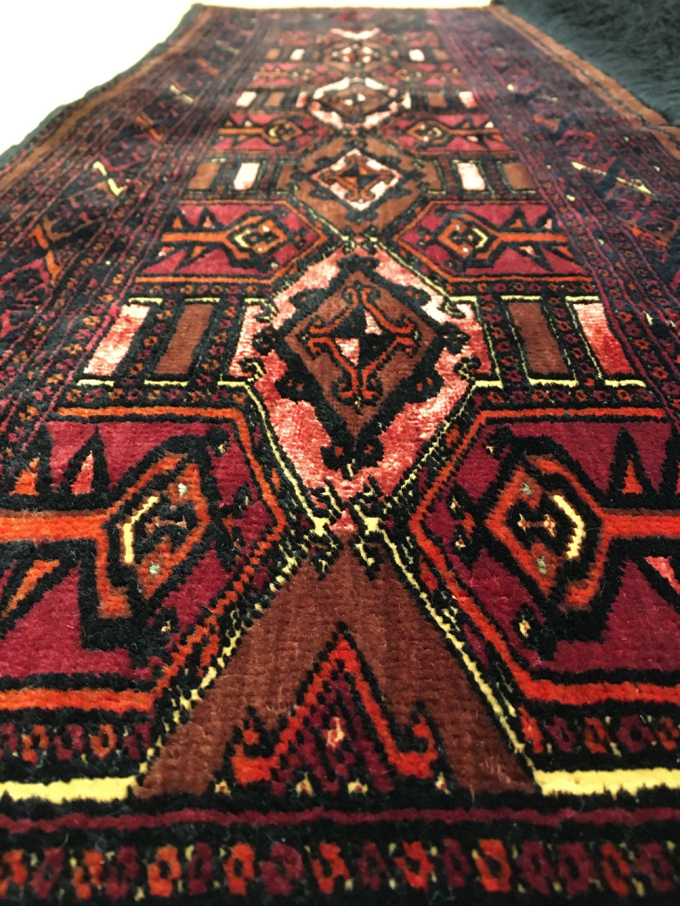 Detail d: Feine Saryk "Torba" antik (Mit Rubinroter Seide), Turkmenistan, 19.Jhd., Wolle mit Seiden-Highlights geknüpft auf Wolle. Feine Torba der ...