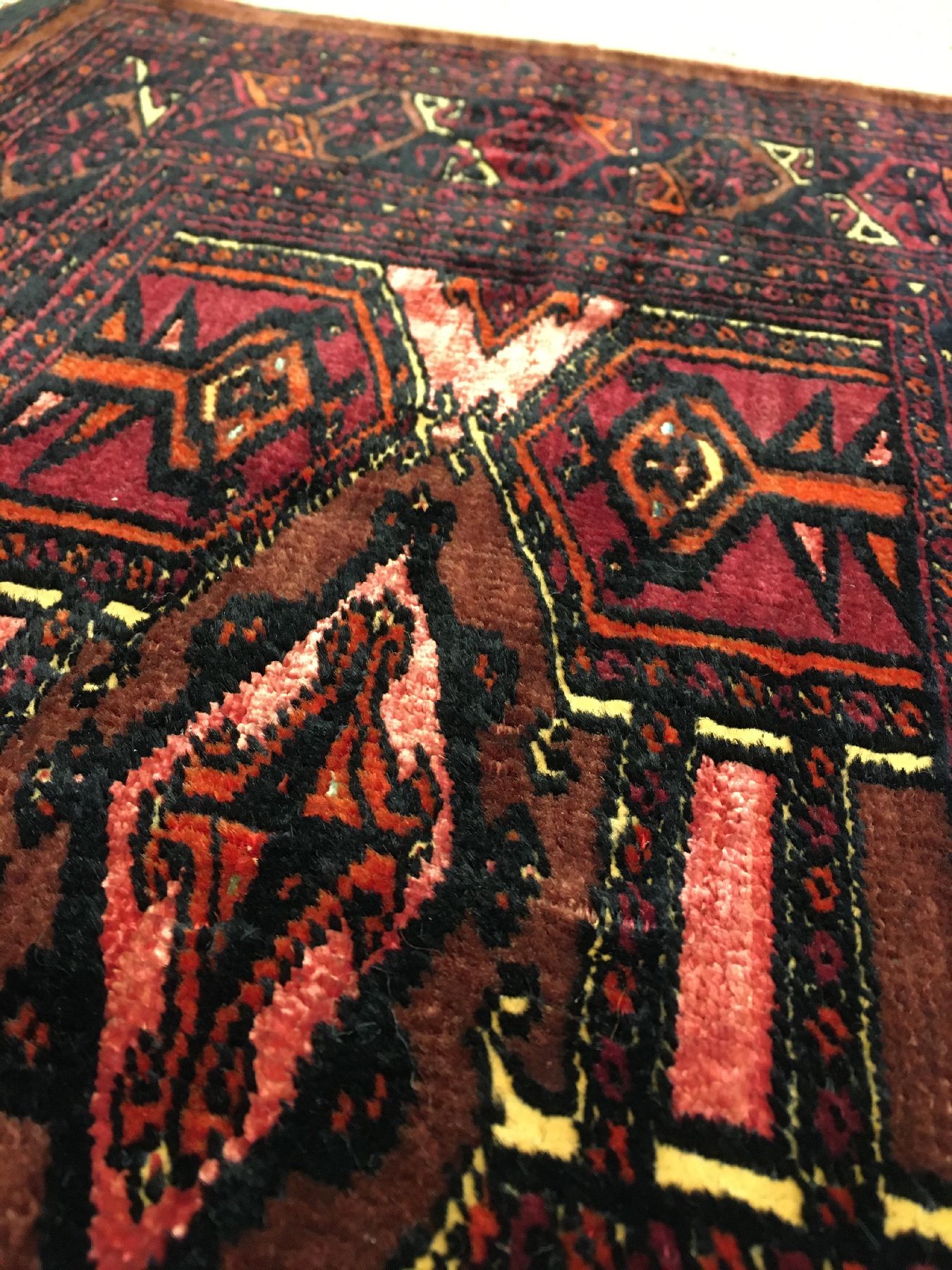Detail f: Feine Saryk "Torba" antik (Mit Rubinroter Seide), Turkmenistan, 19.Jhd., Wolle mit Seiden-Highlights geknüpft auf Wolle. Feine Torba der ...