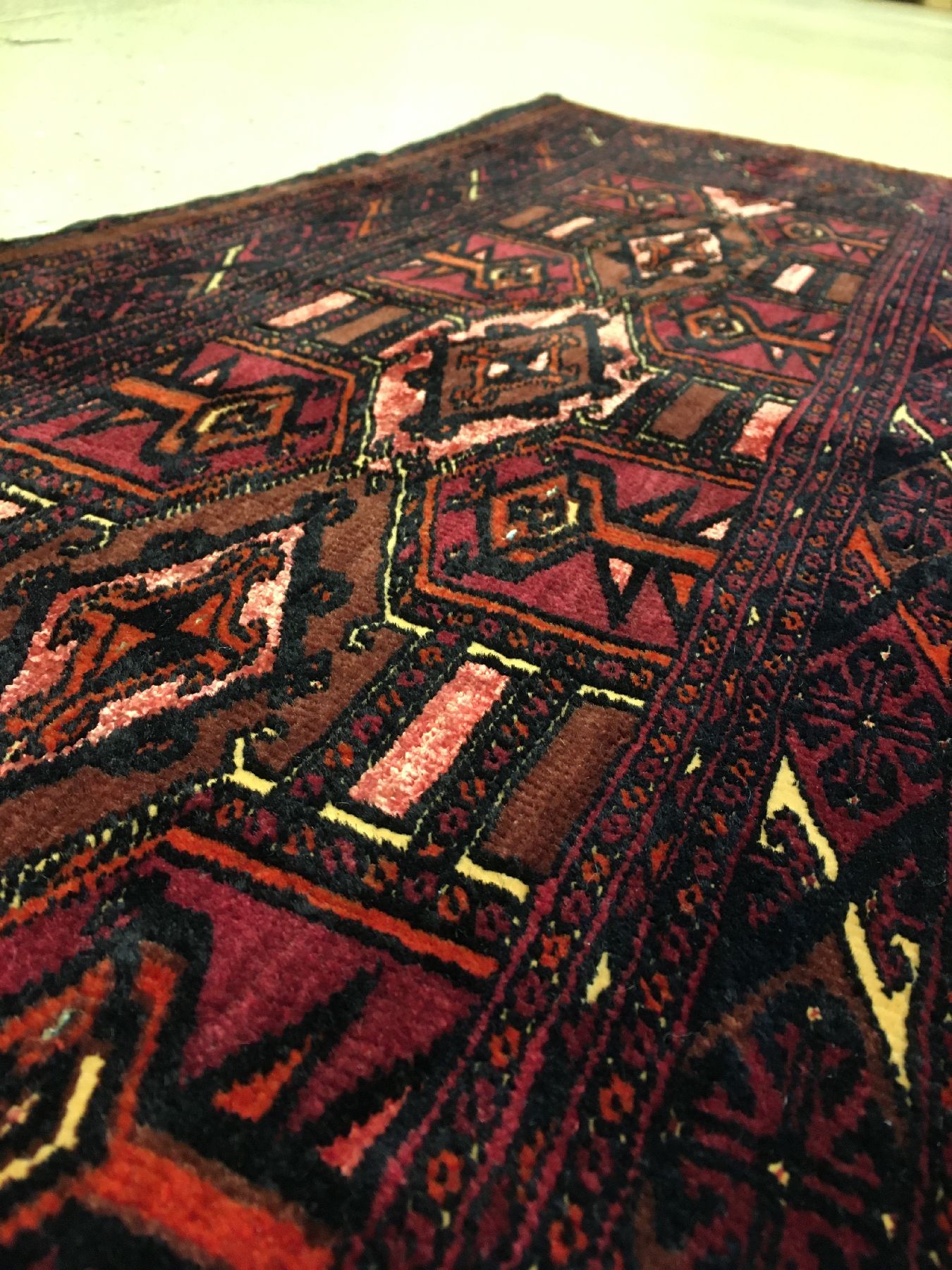 Detail g: Feine Saryk "Torba" antik (Mit Rubinroter Seide), Turkmenistan, 19.Jhd., Wolle mit Seiden-Highlights geknüpft auf Wolle. Feine Torba der ...