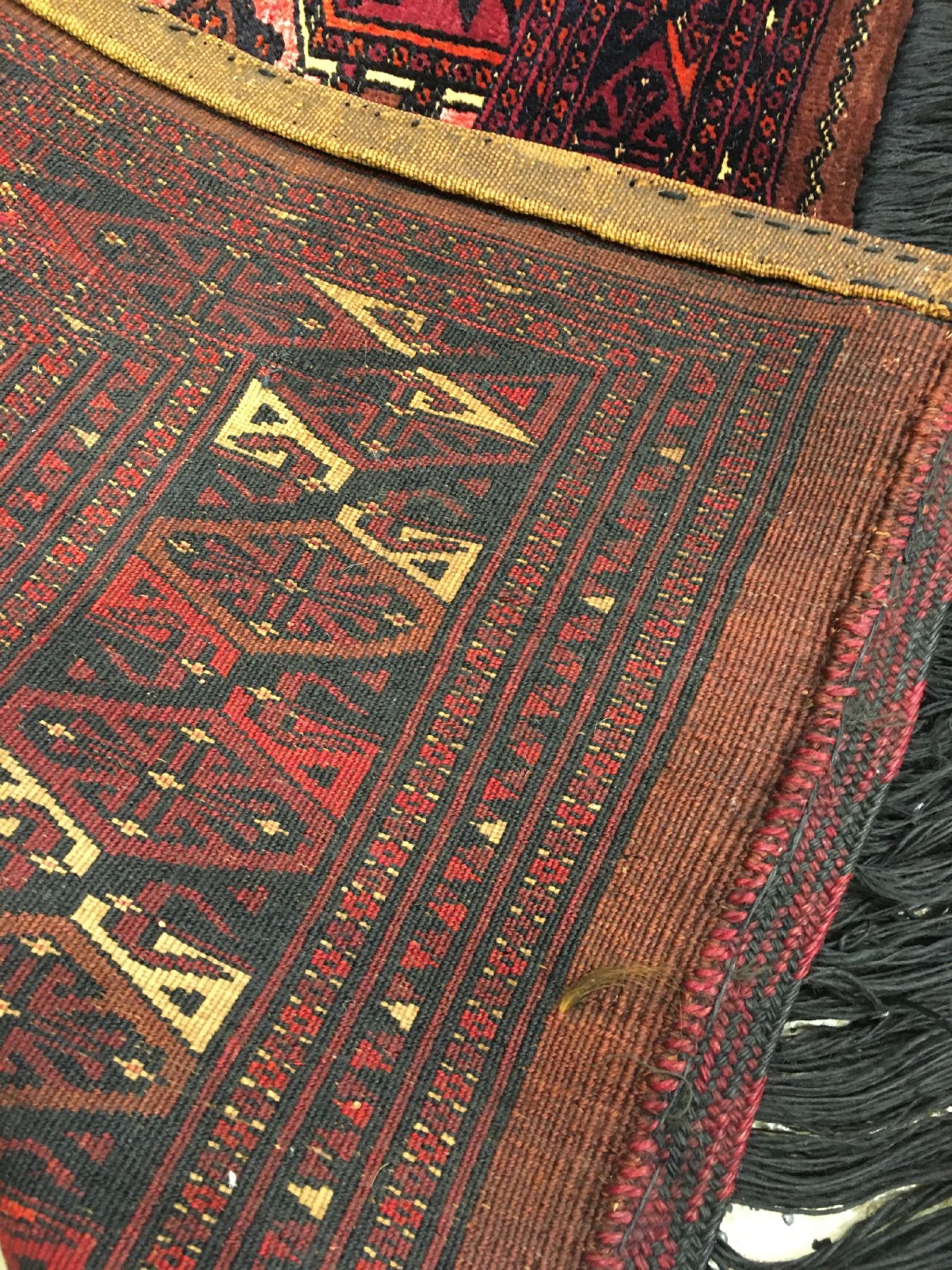 Detail h: Feine Saryk "Torba" antik (Mit Rubinroter Seide), Turkmenistan, 19.Jhd., Wolle mit Seiden-Highlights geknüpft auf Wolle. Feine Torba der ...