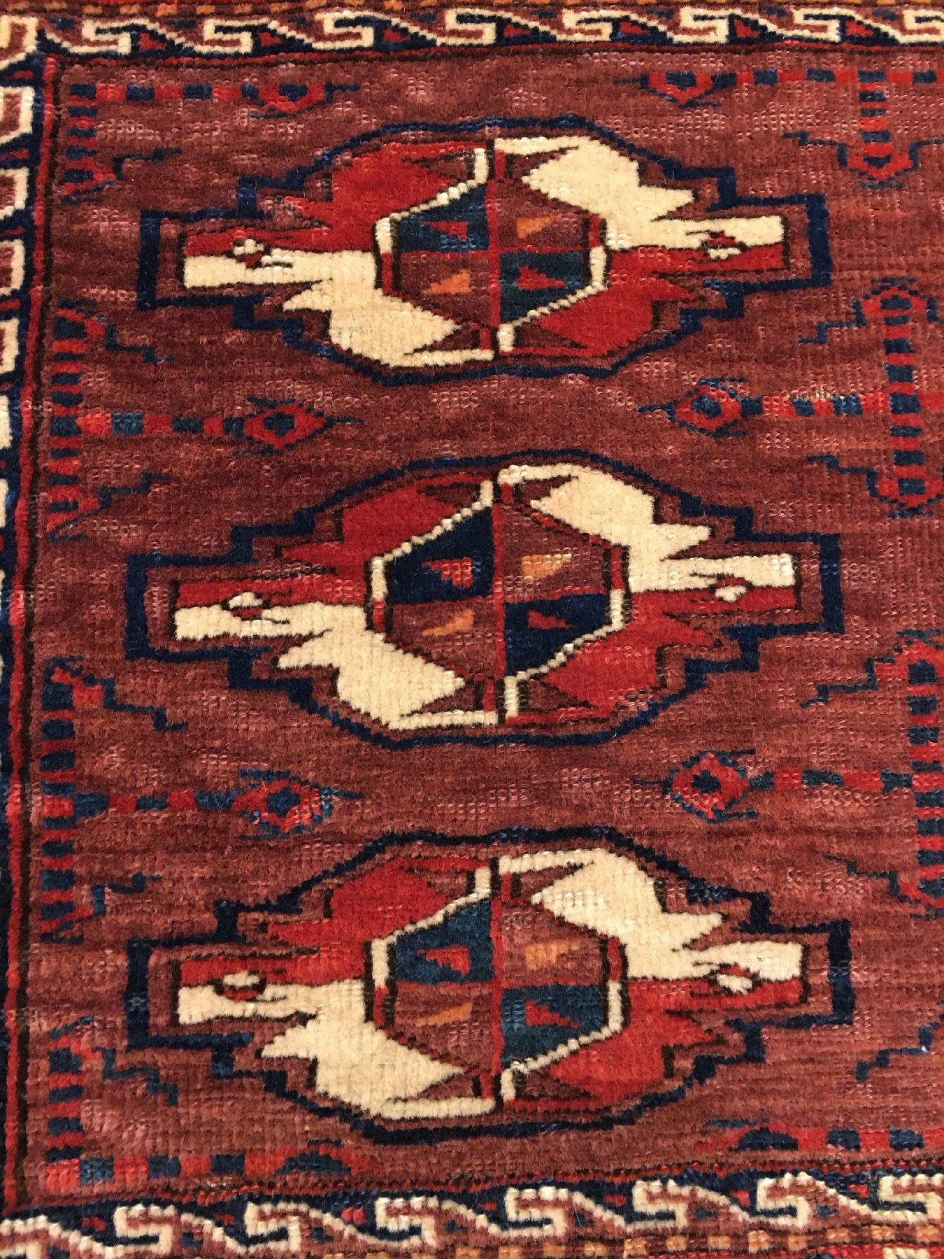 Detail c: Feiner Yomud "Tschowal" antik, Turkmenistan, 19.Jhd., Wolle geknüpft auf Wolle. Zelttasche der Yomuden mit seltenen Sekundärmotiven. ...