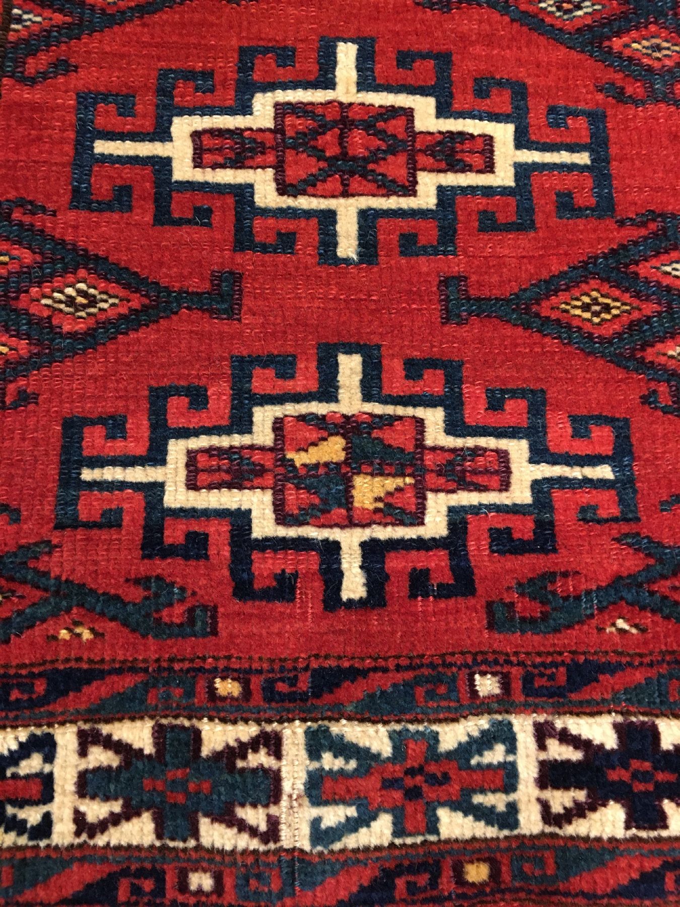 Detail c: Sehr feiner Yomud "Tschowal" antik, Turkmenistan, 19.Jhd., Wolle geknüpft auf Wolle. Sehr qualitätvolle und farbenfrohe Zelttasche der ...