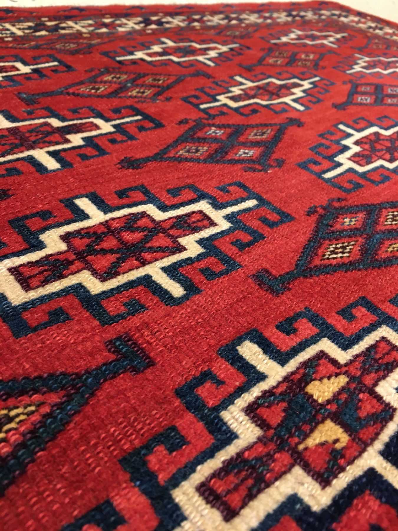 Detail e: Sehr feiner Yomud "Tschowal" antik, Turkmenistan, 19.Jhd., Wolle geknüpft auf Wolle. Sehr qualitätvolle und farbenfrohe Zelttasche der ...