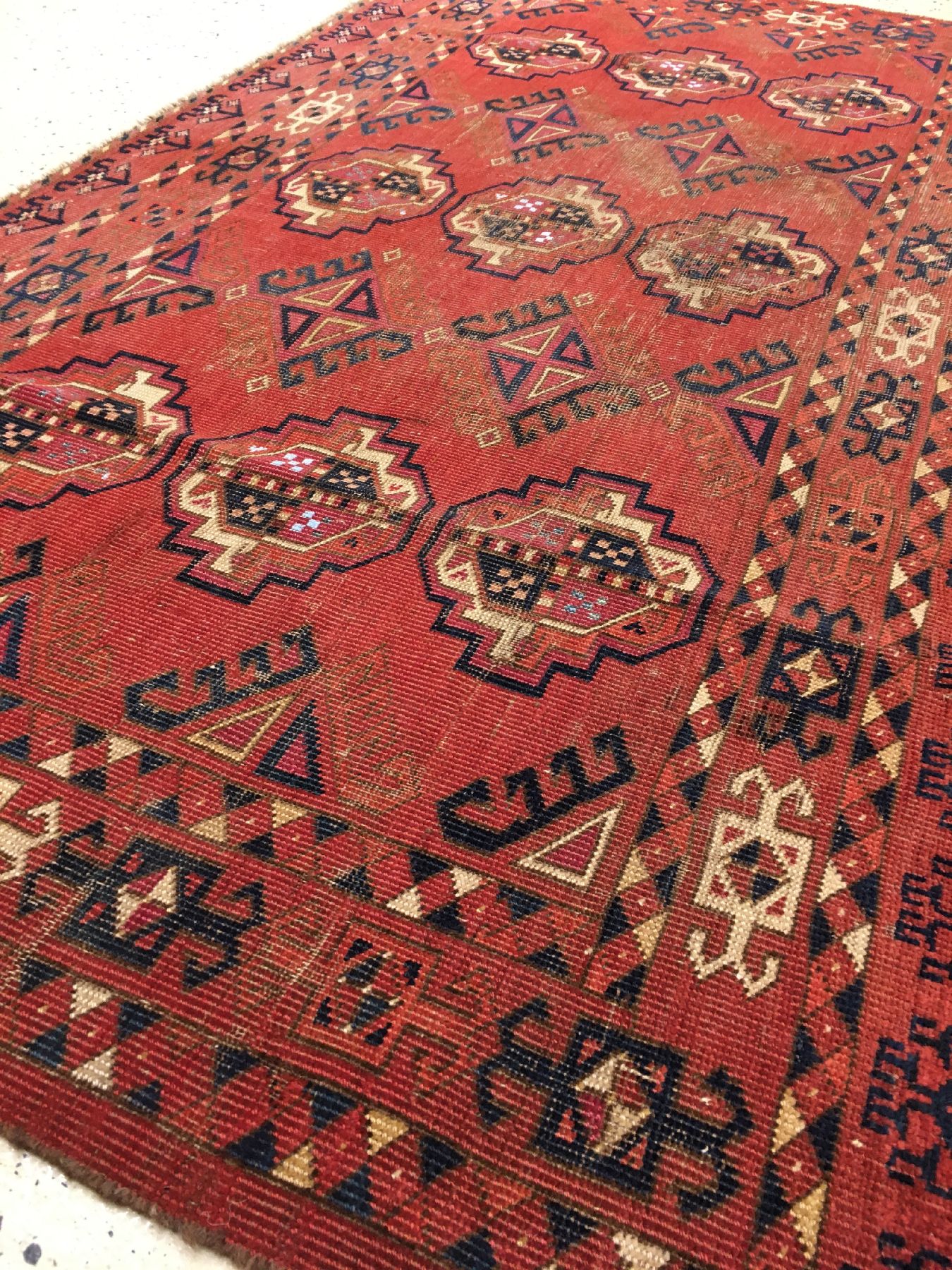 Detail b: Früher Beschir "Tschowal" antik (Mit blauen Seiden-Highlights), Turkmenistan Amu-Darja,1.Hälfte 19.Jhd., Wolle mit Seiden-Highlights ...