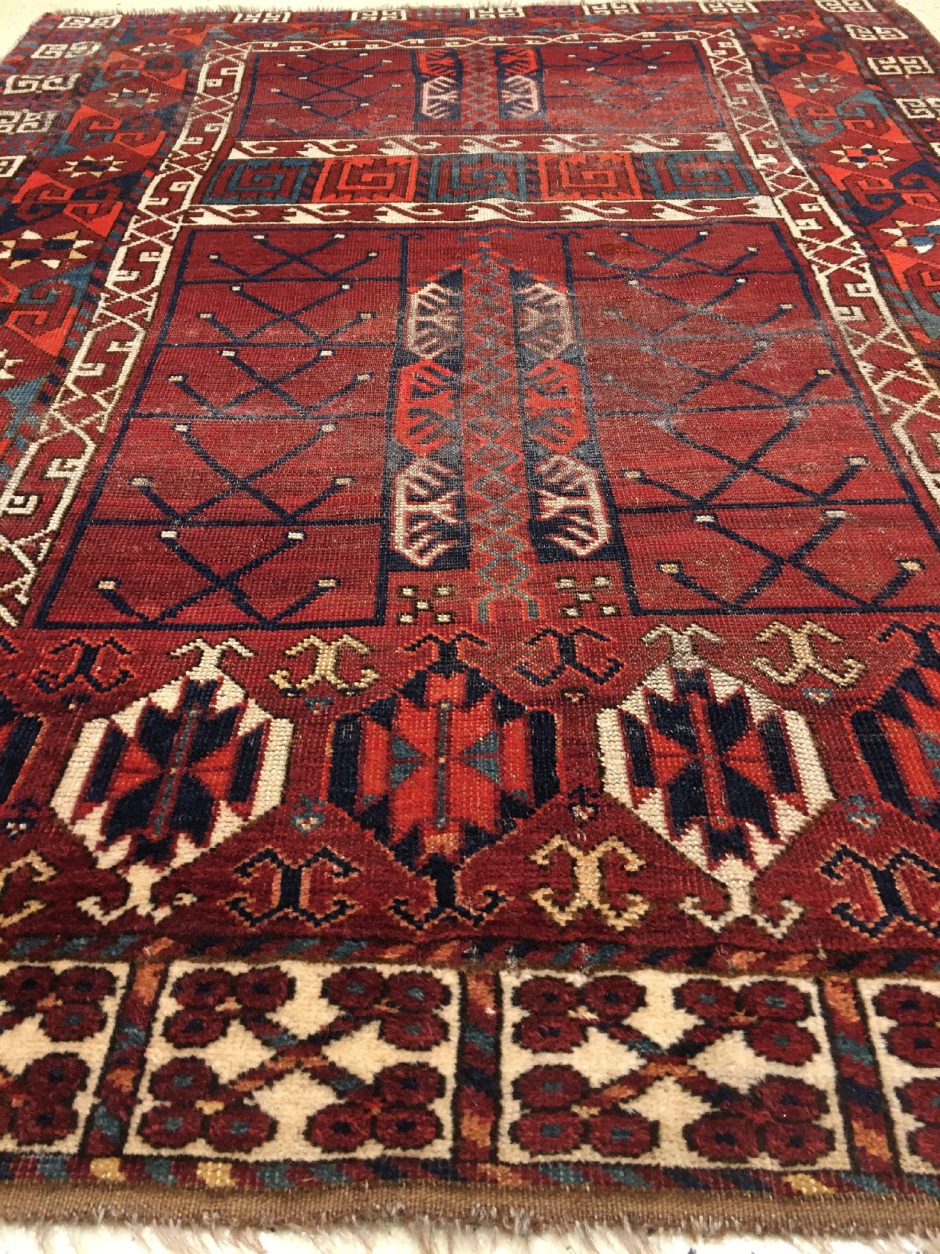 Detail c: Früher Ersari "Engsi" antik, Turkmenistan Amu-Darja, 18.Jhd./frühes 19.Jhd., Wolle geknüpft auf Wolle. Dieser rare Türteppich ...