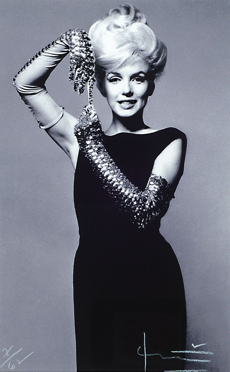 Bert Stern, 1929-2013, Fotografie auf dickem Fotopapier, Drucktechnik, hochwertiger Iris Print, Titel: "Marilyn with sequin gloves", ...