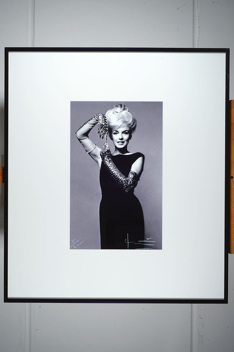 Detail k: Bert Stern, 1929-2013, Fotografie auf dickem Fotopapier, Drucktechnik, hochwertiger Iris Print, Titel: "Marilyn with sequin gloves", ...