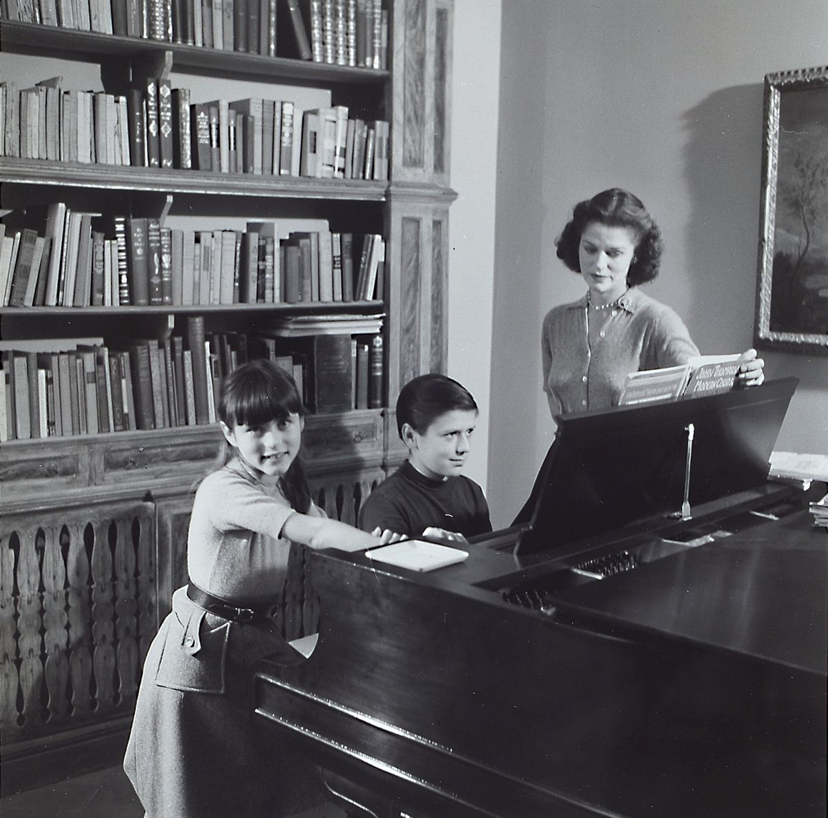 André Kertész, 1894 - 1985, original Vintage Silbergealtineabzug, Mutter mit Kindern am Klavier, Blattgr. 25 x 20.5 cm, die Fotografie ist ...