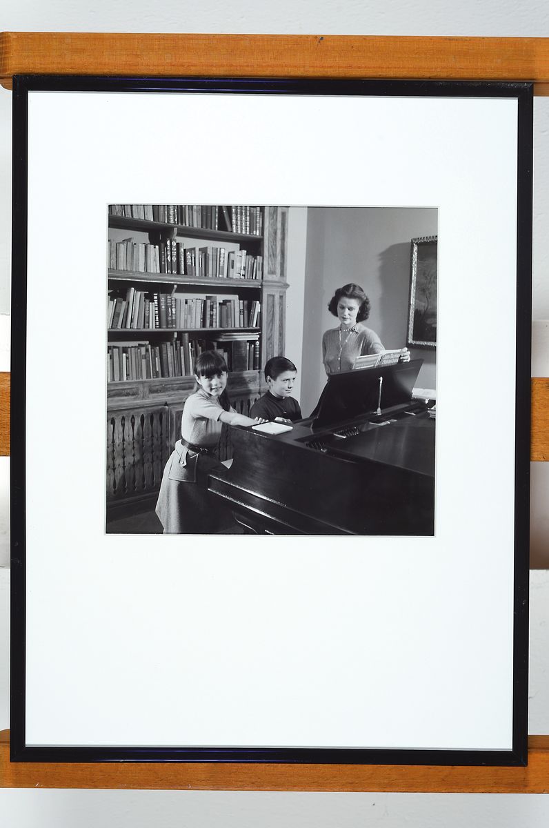 Detail k: André Kertész, 1894 - 1985, original Vintage Silbergealtineabzug, Mutter mit Kindern am Klavier, Blattgr. 25 x 20.5 cm, die Fotografie ist ...