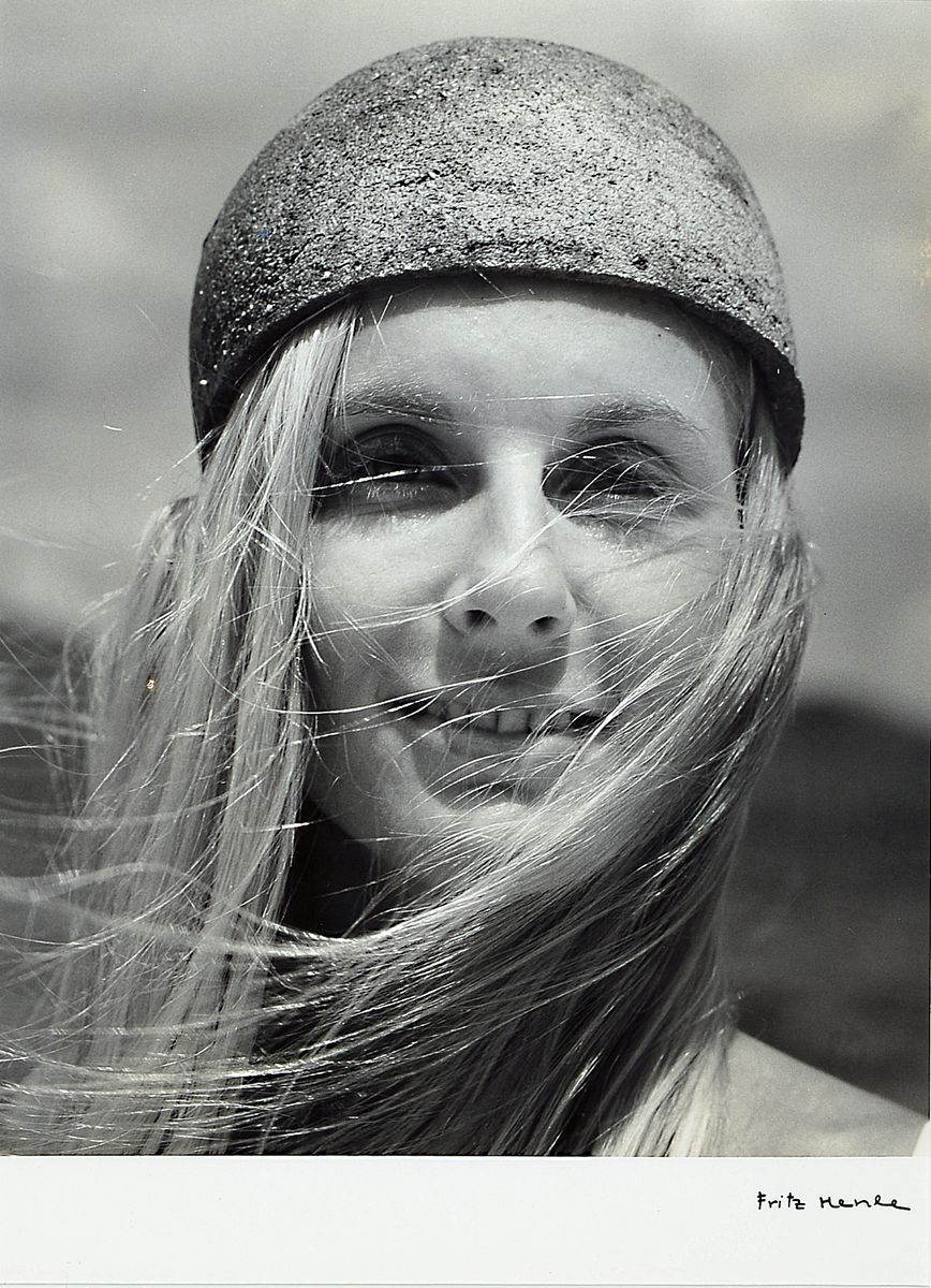 Fritz Henle, 1909 - 1993, Bromsilbergelatine-Abzug, Blattgröße 25.2 x 20.5 cm, "Porträt 07 a girl on the beach", auf der Vorderseite ...