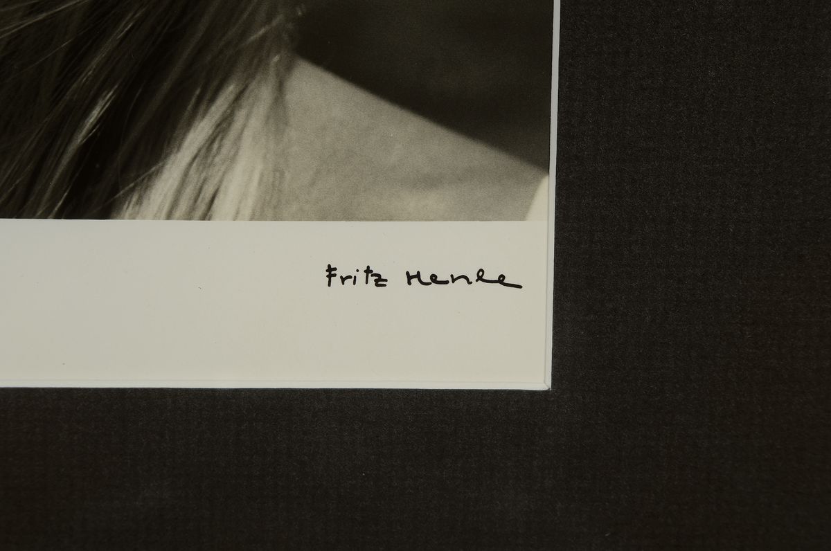Detail a: Fritz Henle, 1909 - 1993, Bromsilbergelatine-Abzug, Blattgröße 25.2 x 20.5 cm, "Porträt 07 a girl on the beach", auf der Vorderseite ...
