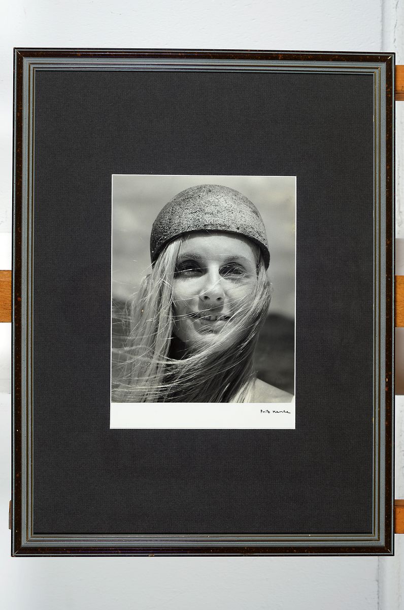Detail k: Fritz Henle, 1909 - 1993, Bromsilbergelatine-Abzug, Blattgröße 25.2 x 20.5 cm, "Porträt 07 a girl on the beach", auf der Vorderseite ...