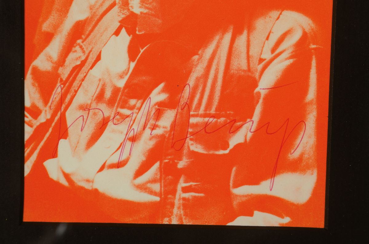 Detail a: Joseph Beuys, 1921 - 1986, Multiple, handsigniert, "Joseph Beuys auf dem Flug nach Amerika", rot, aus 1974, unter Glas, Rahmen: 26 x 20 cm