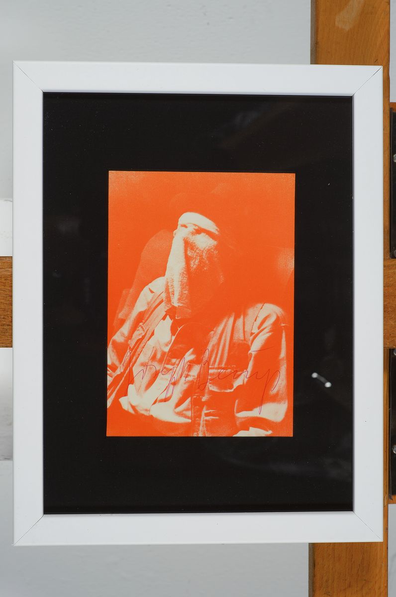 Detail k: Joseph Beuys, 1921 - 1986, Multiple, handsigniert, "Joseph Beuys auf dem Flug nach Amerika", rot, aus 1974, unter Glas, Rahmen: 26 x 20 cm